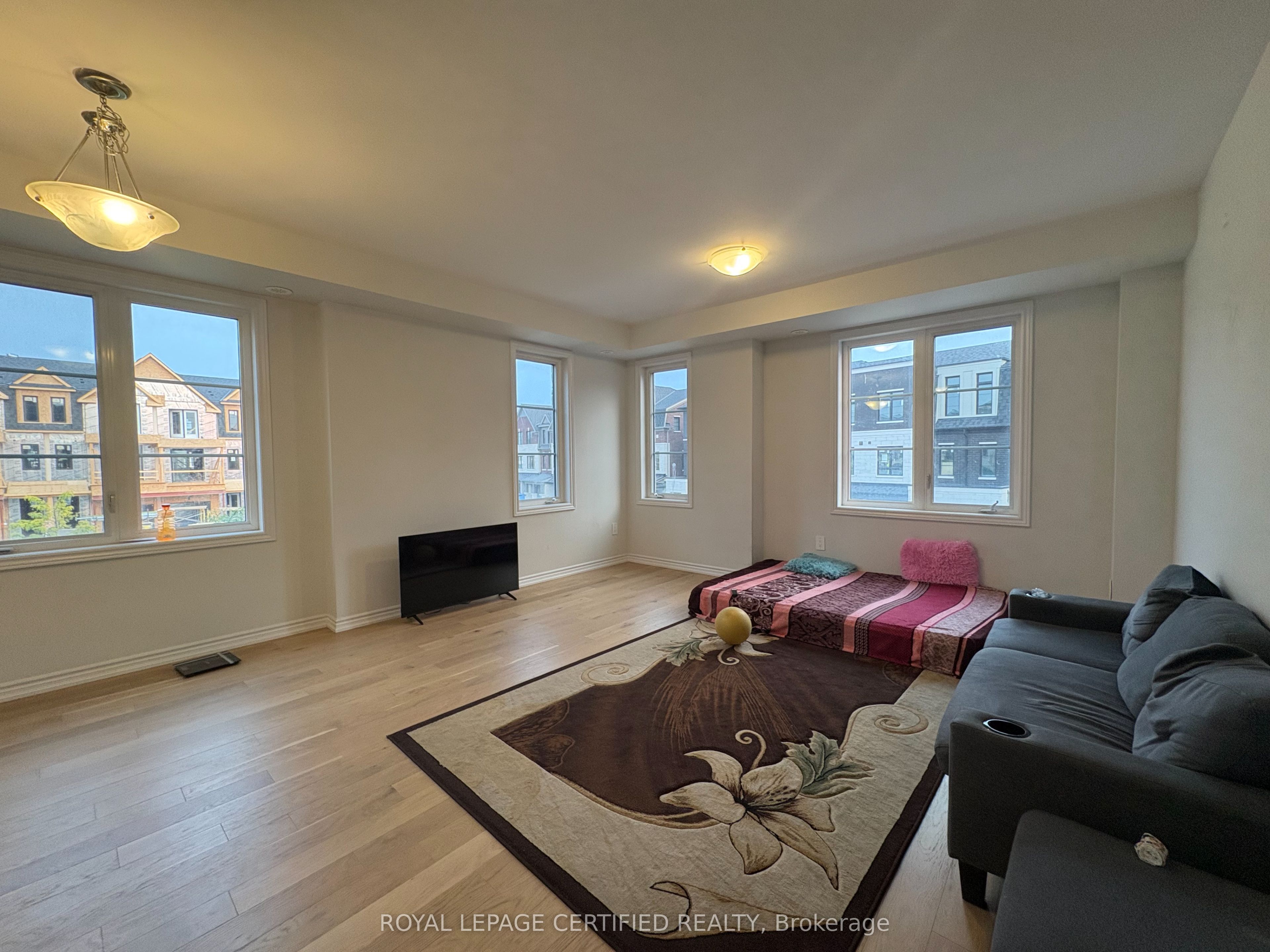 5970 Saigon Street, Mississauga, ON L5V 0E9 photo 3