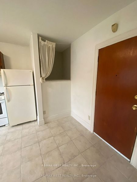35 Lansdowne Avenue 2, Toronto, ON M6K 2V7