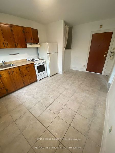 35 Lansdowne Avenue 2, Toronto, ON M6K 2V7 photo 2
