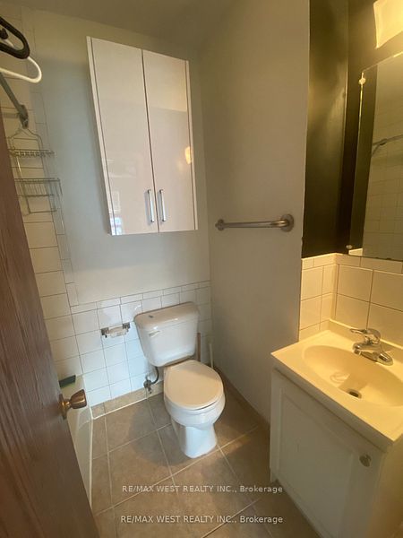 35 Lansdowne Avenue 2, Toronto, ON M6K 2V7 photo 4