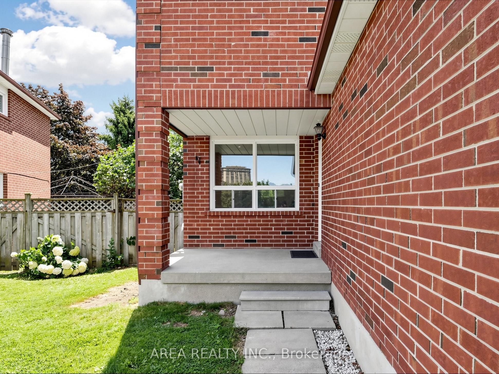 4749 Empire Crescent, Mississauga, ON L5R 1M6 photo 2
