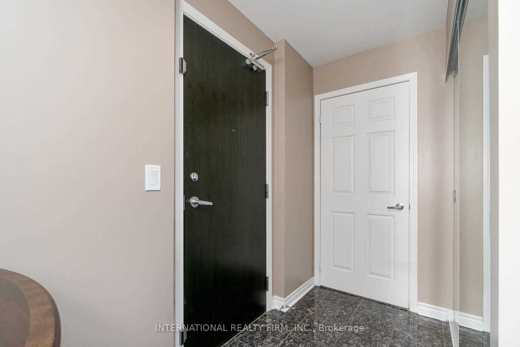 388 Prince Of Wales Drive 2004, Mississauga, ON L5B 0A1 photo 3