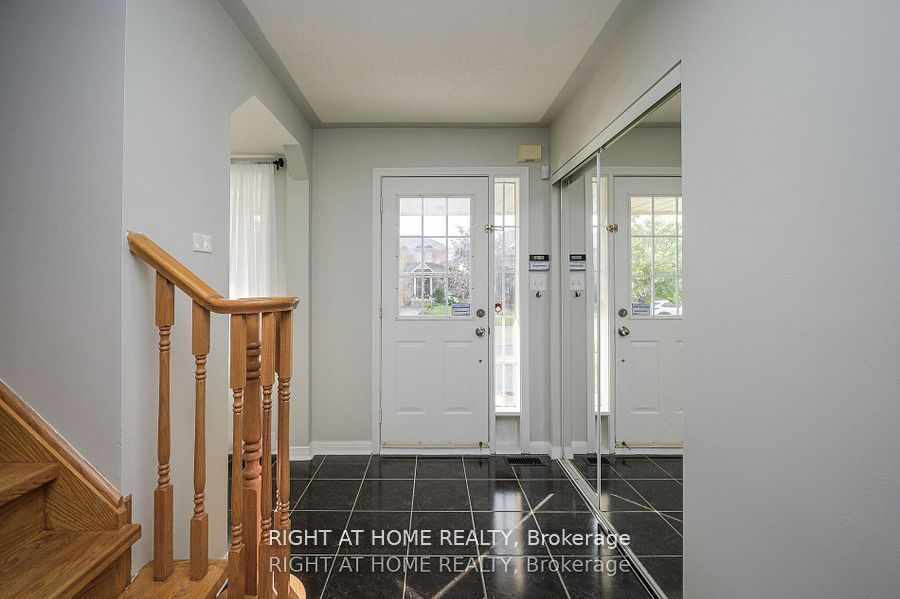 1724 Samuelson Circle, Mississauga, ON L5N 7Z5 photo 5