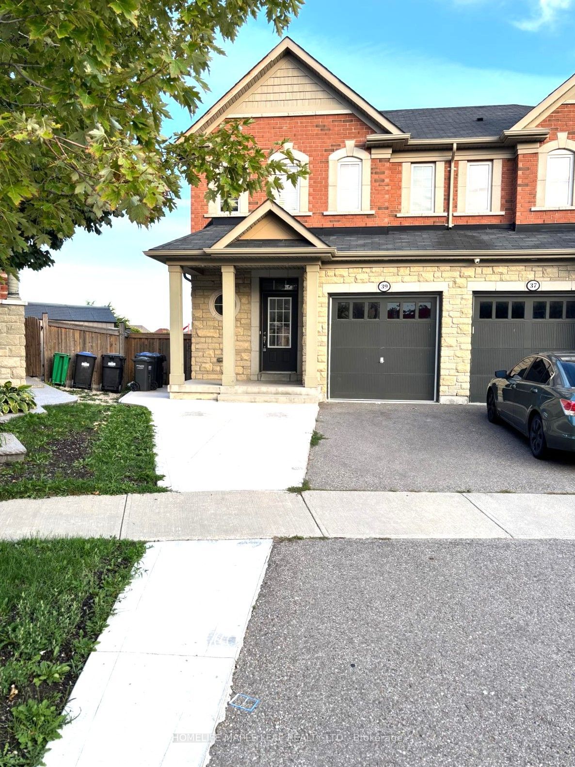 39 Sussexdale Drive, Brampton, ON L6R 3R2 photo 2