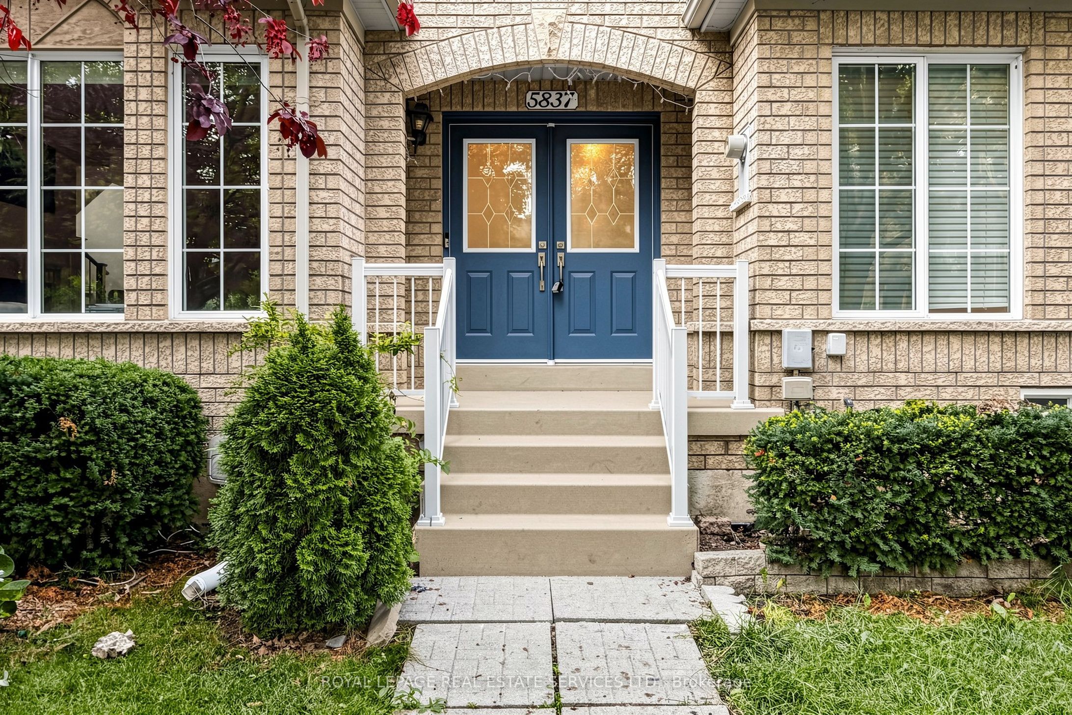 5837 Rainberry Drive, Mississauga, ON L5M 6S2 photo 2