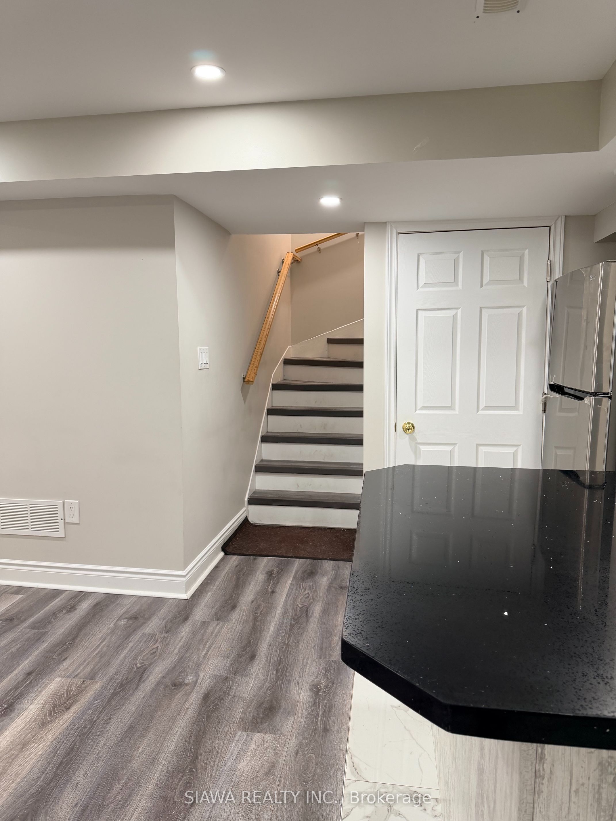 5703 Whitehorn Avenue, Mississauga, ON L5V 2A9 photo 2