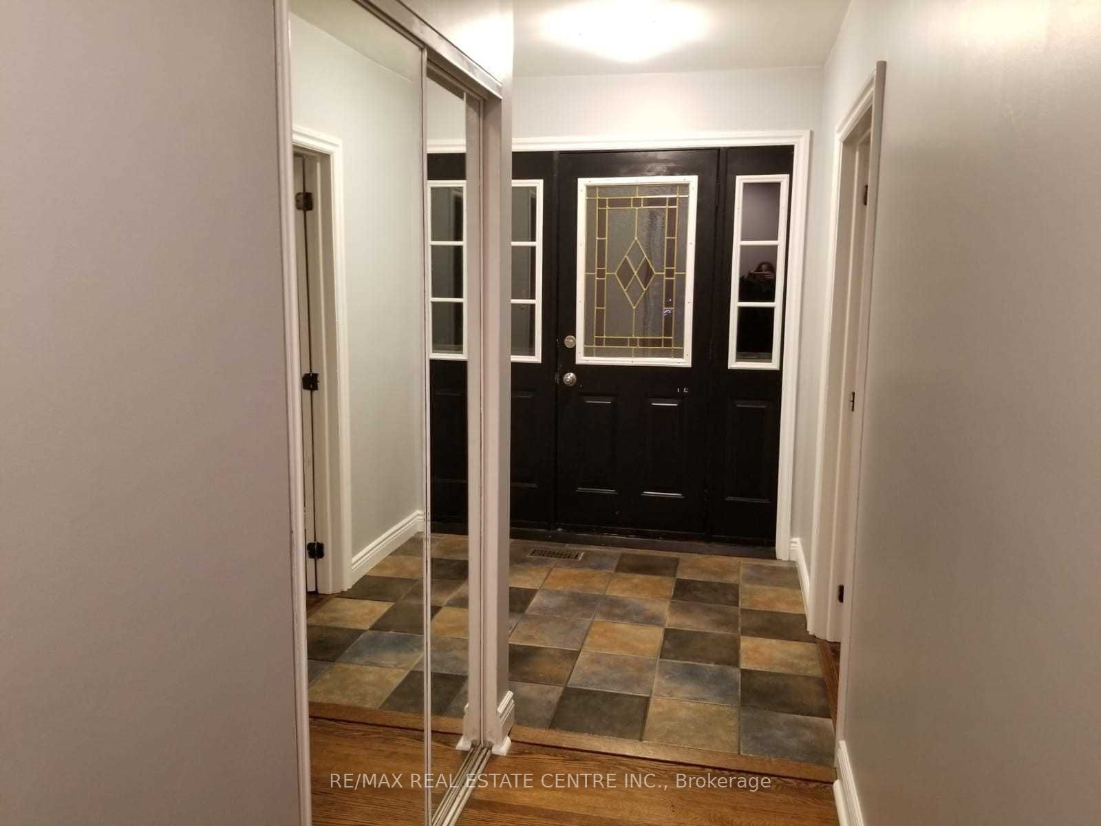 363 Duncombe Drive, Burlington, ON L7L 4M2 photo 2