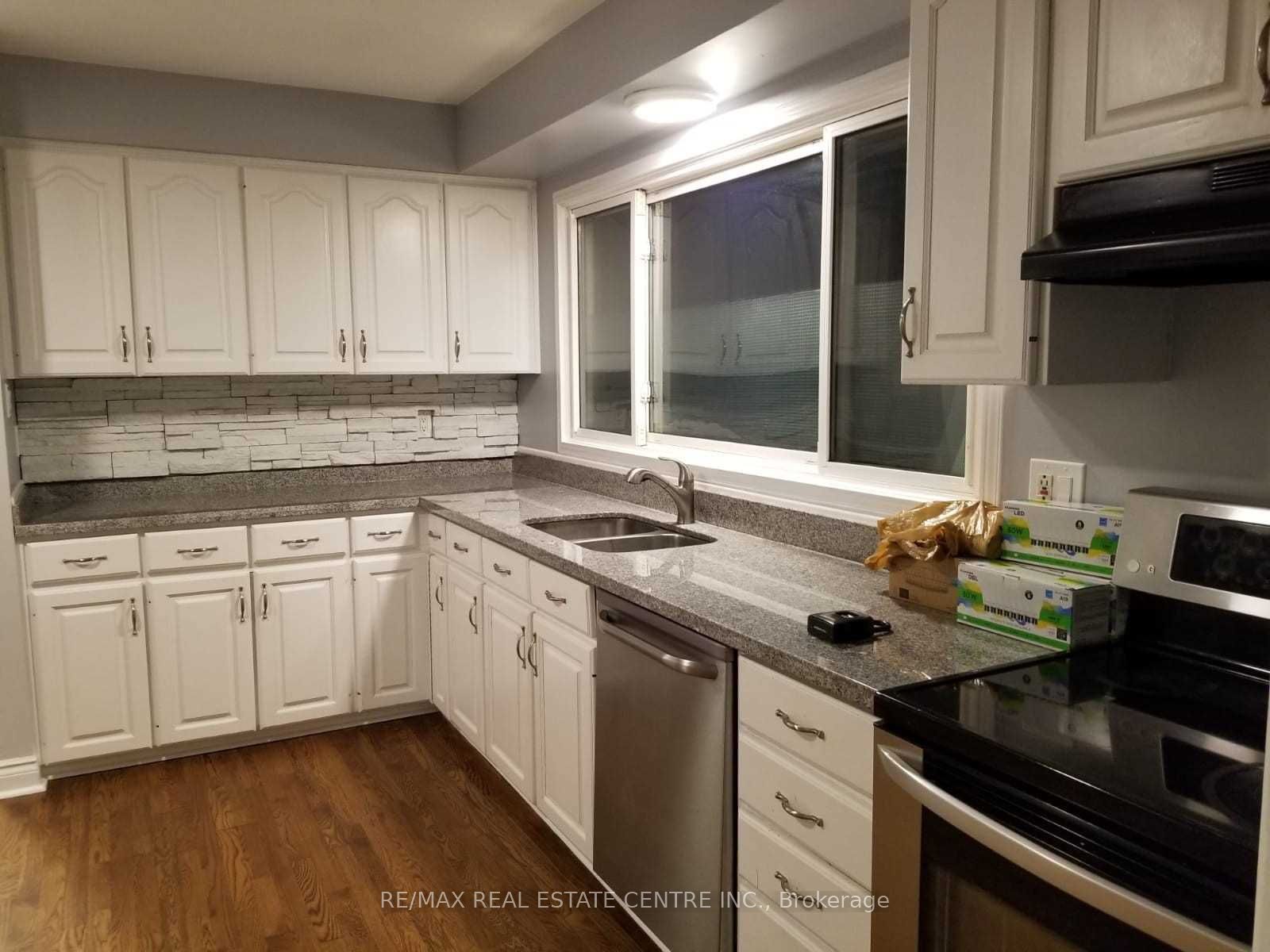 363 Duncombe Drive, Burlington, ON L7L 4M2 photo 3