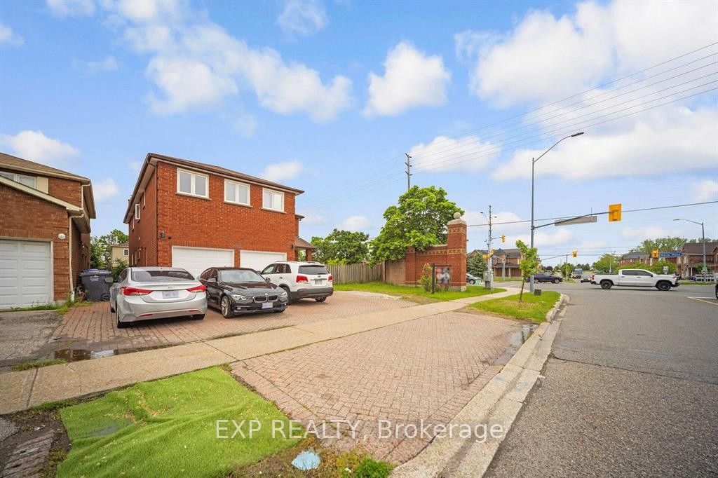 692 Huntington Ridge Drive, Mississauga, ON L5R 1Z5 photo 2