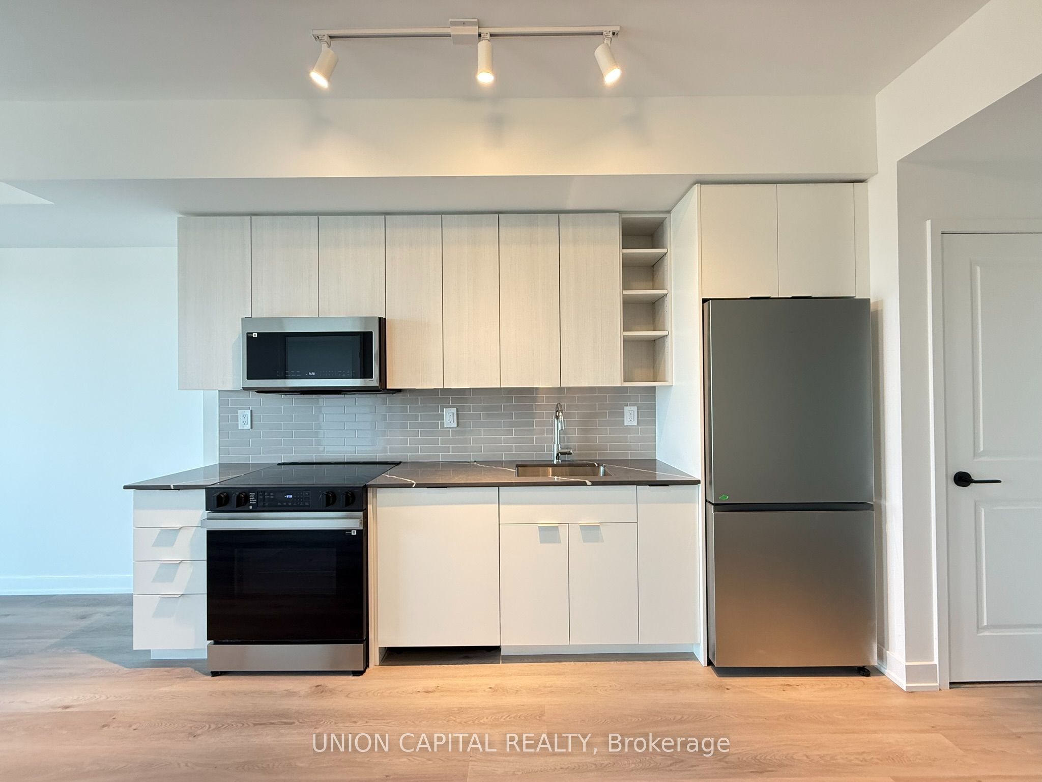 2075 Lakeshore Road 2408, Burlington, ON L7R 0H3 photo 5