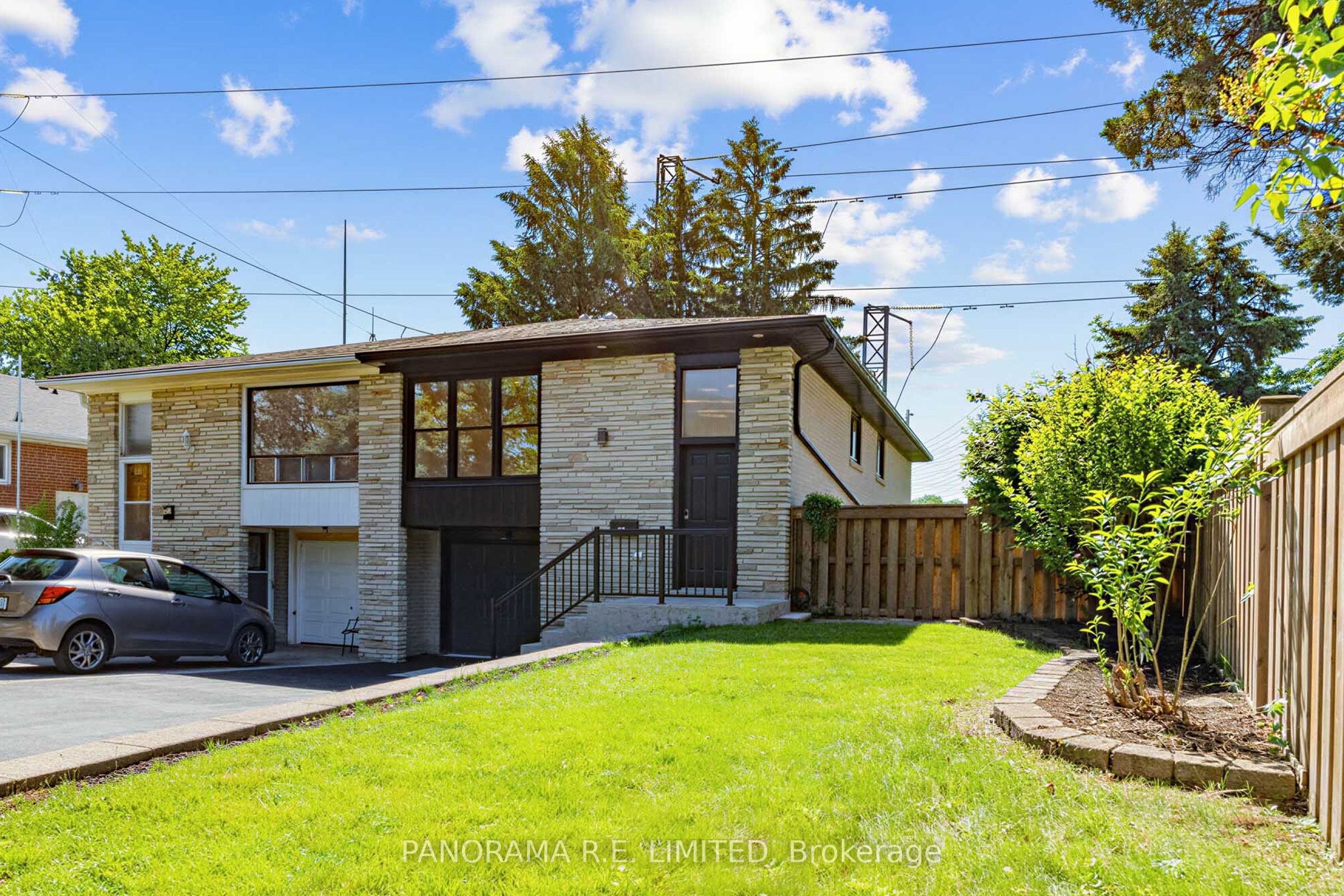 606 Abana Road Lower, Mississauga, ON L5A 1H4 photo 2