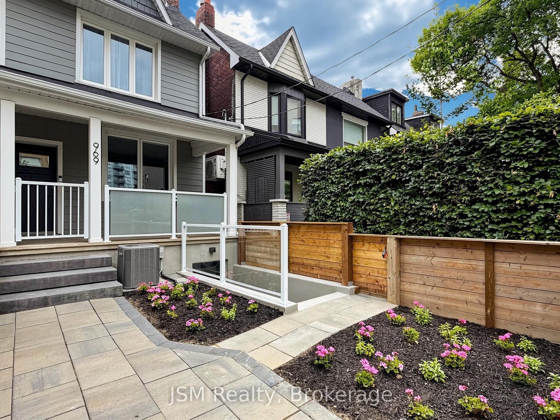 969 Lansdowne Avenue, Toronto, ON M6H 3Z5 photo 3