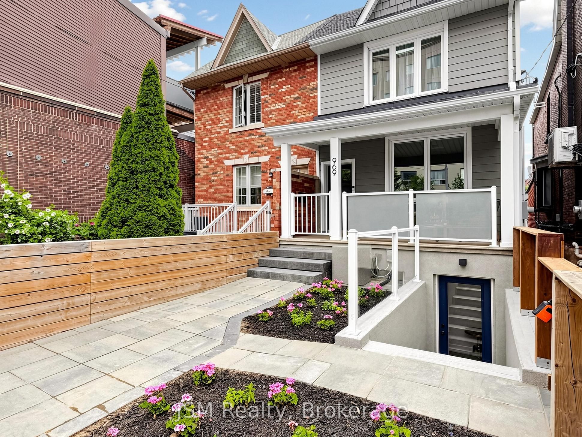 969 Lansdowne Avenue, Toronto, ON M6H 3Z5 photo 4
