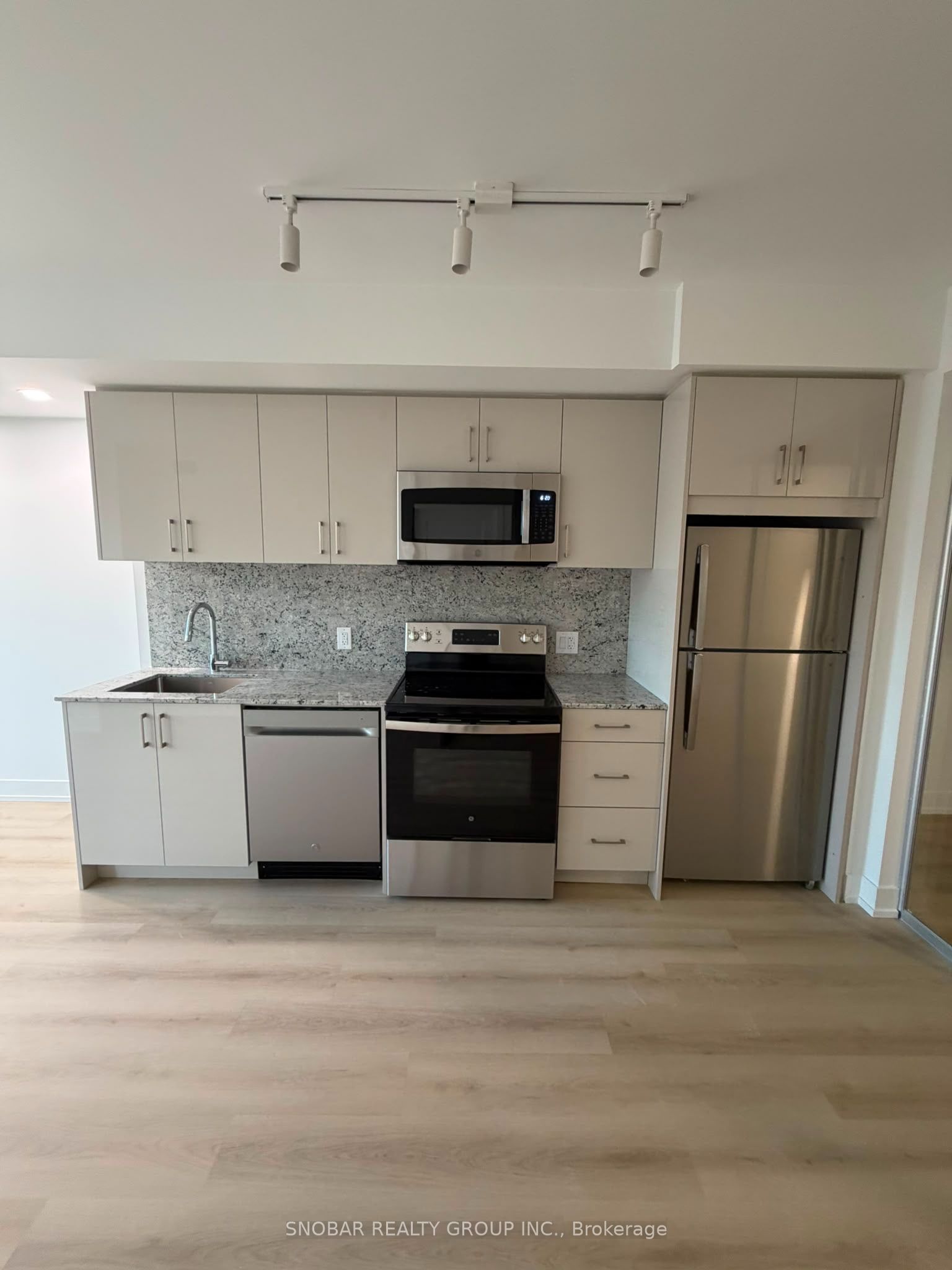 4000 Eglinton Avenue W 223, Toronto, ON M9A 4M2 photo 2
