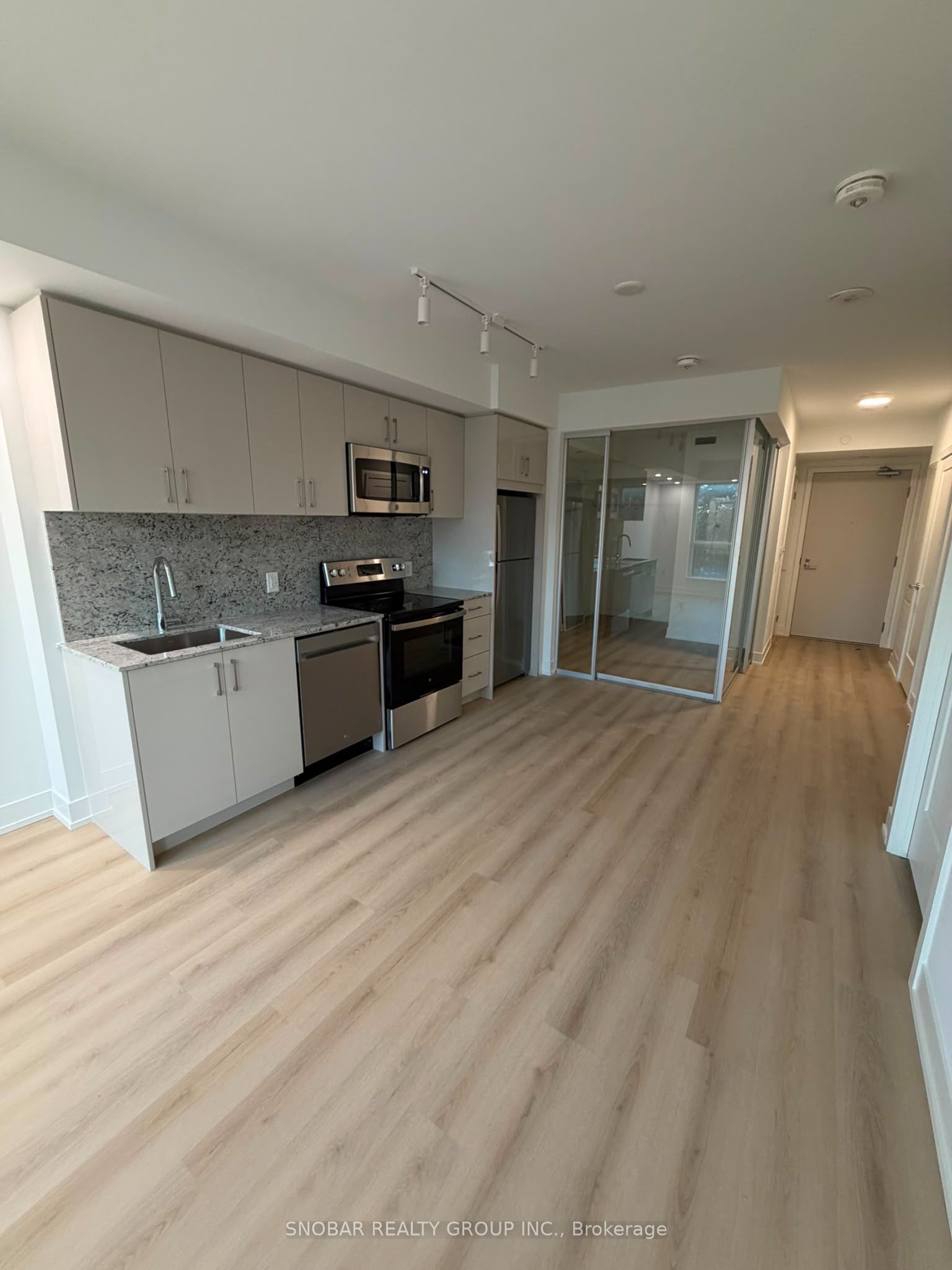 4000 Eglinton Avenue W 223, Toronto, ON M9A 4M2 photo 3