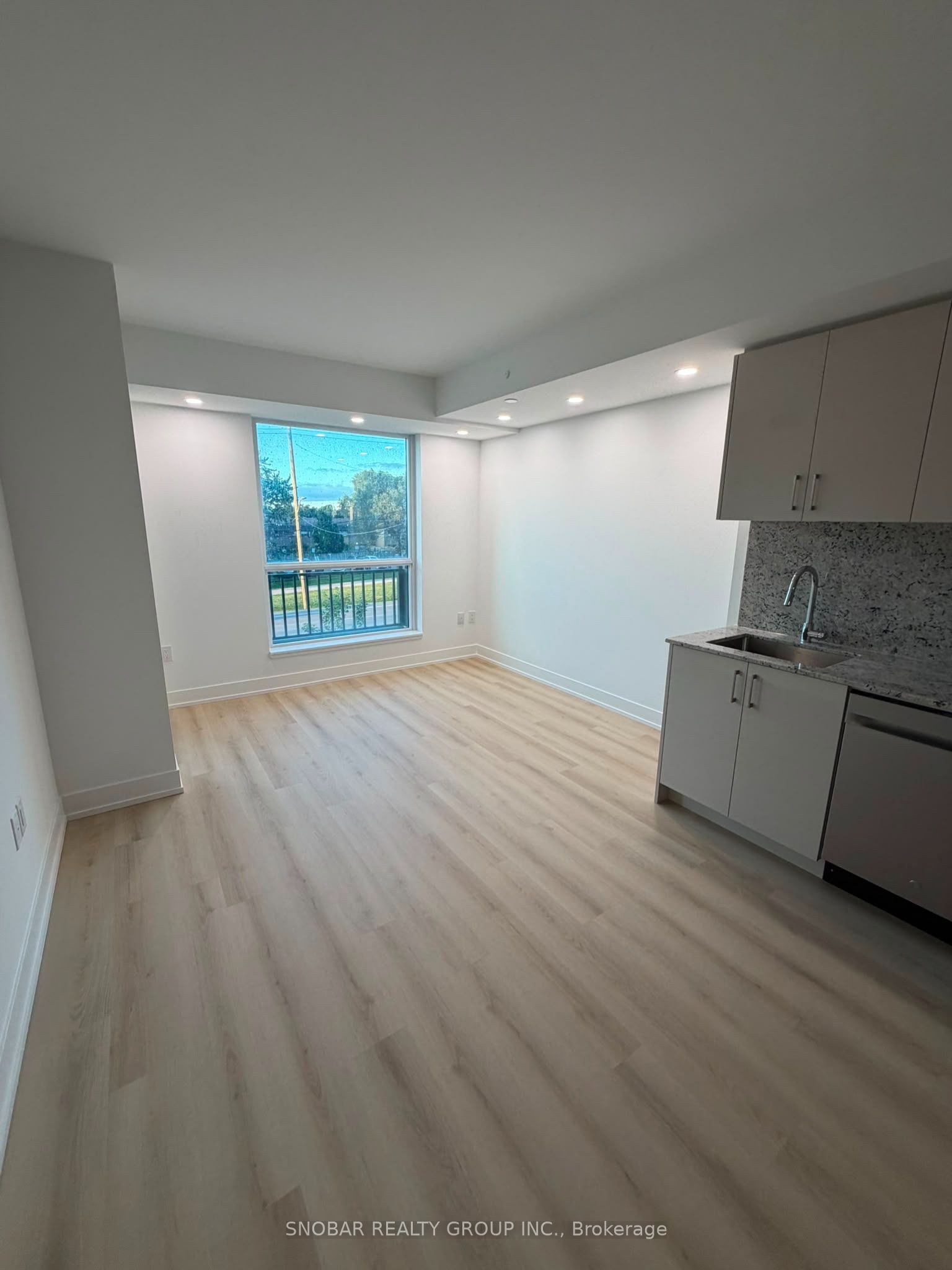 4000 Eglinton Avenue W 223, Toronto, ON M9A 4M2 photo 4