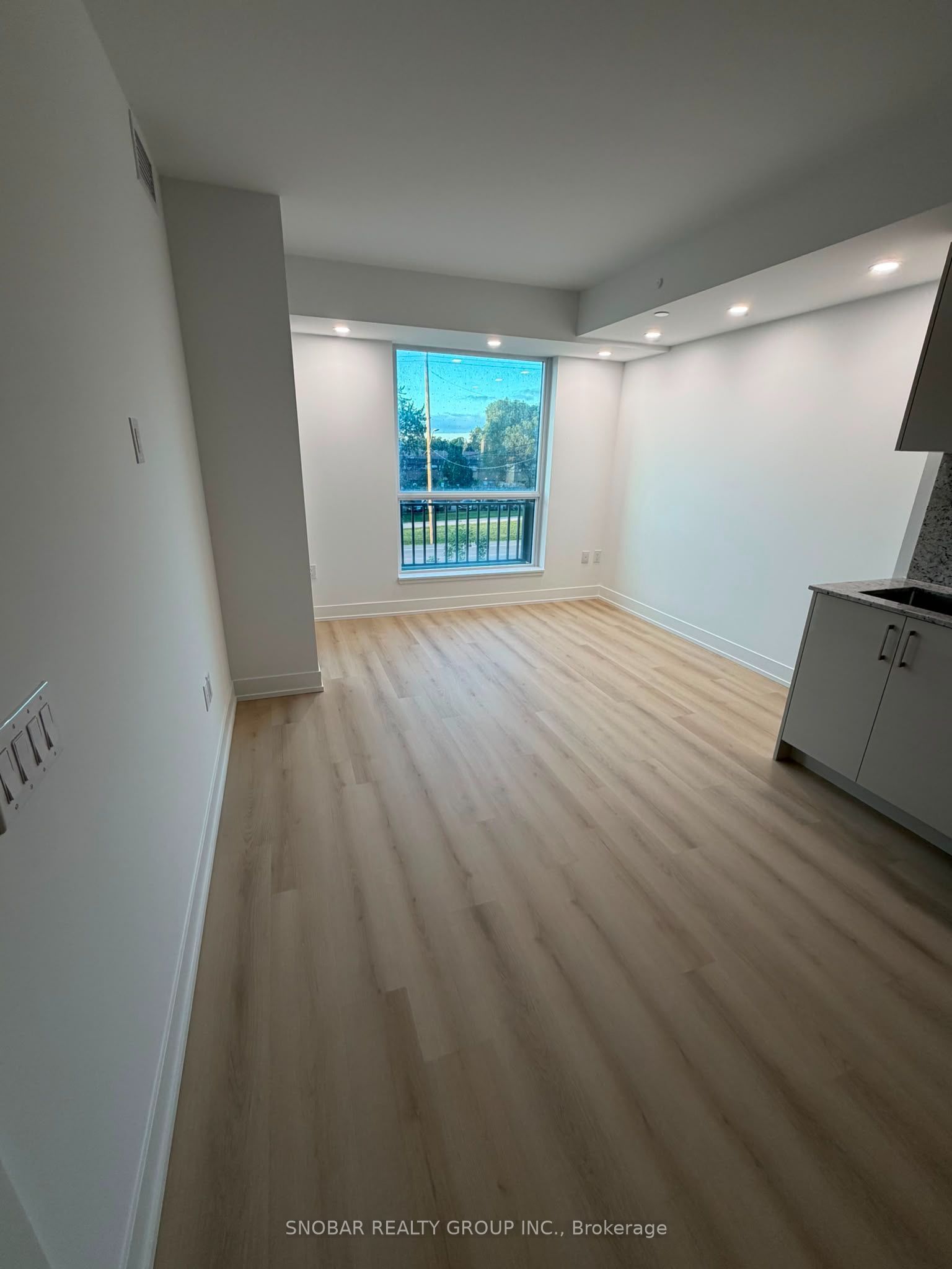 4000 Eglinton Avenue W 223, Toronto, ON M9A 4M2 photo 5