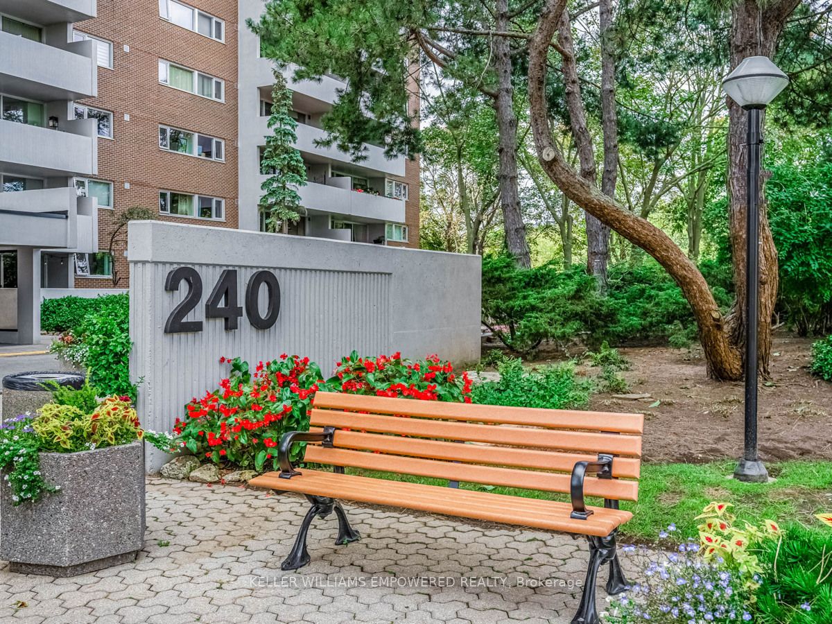 240 Scarlett Road 1309, Toronto, ON M6N 4X4 photo 3