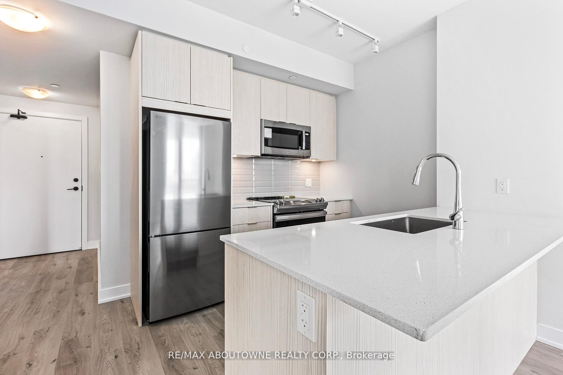 430 Square One Drive 1003, Mississauga, ON L5B 0L6 photo 2