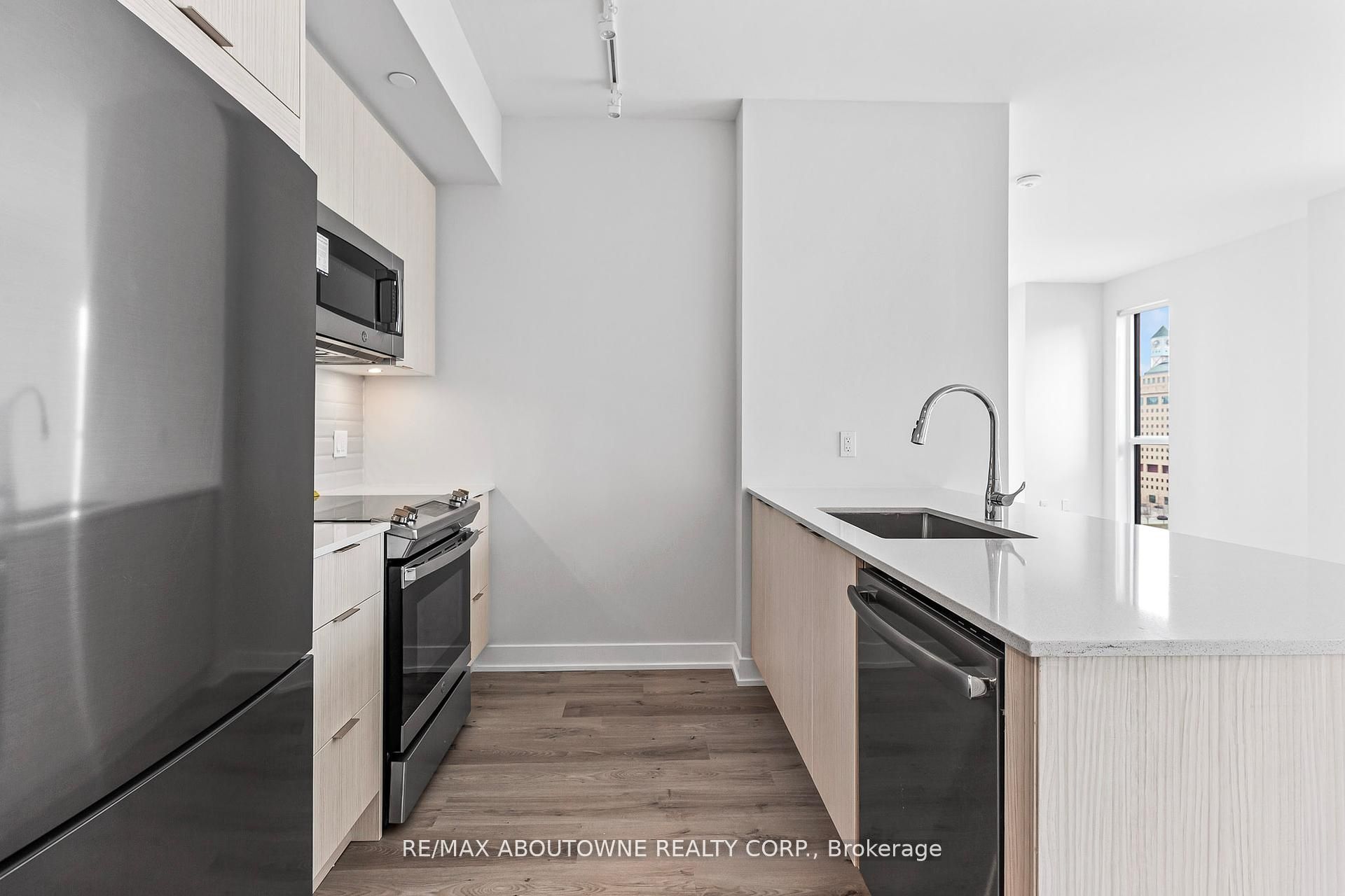 430 Square One Drive 1003, Mississauga, ON L5B 0L6 photo 3