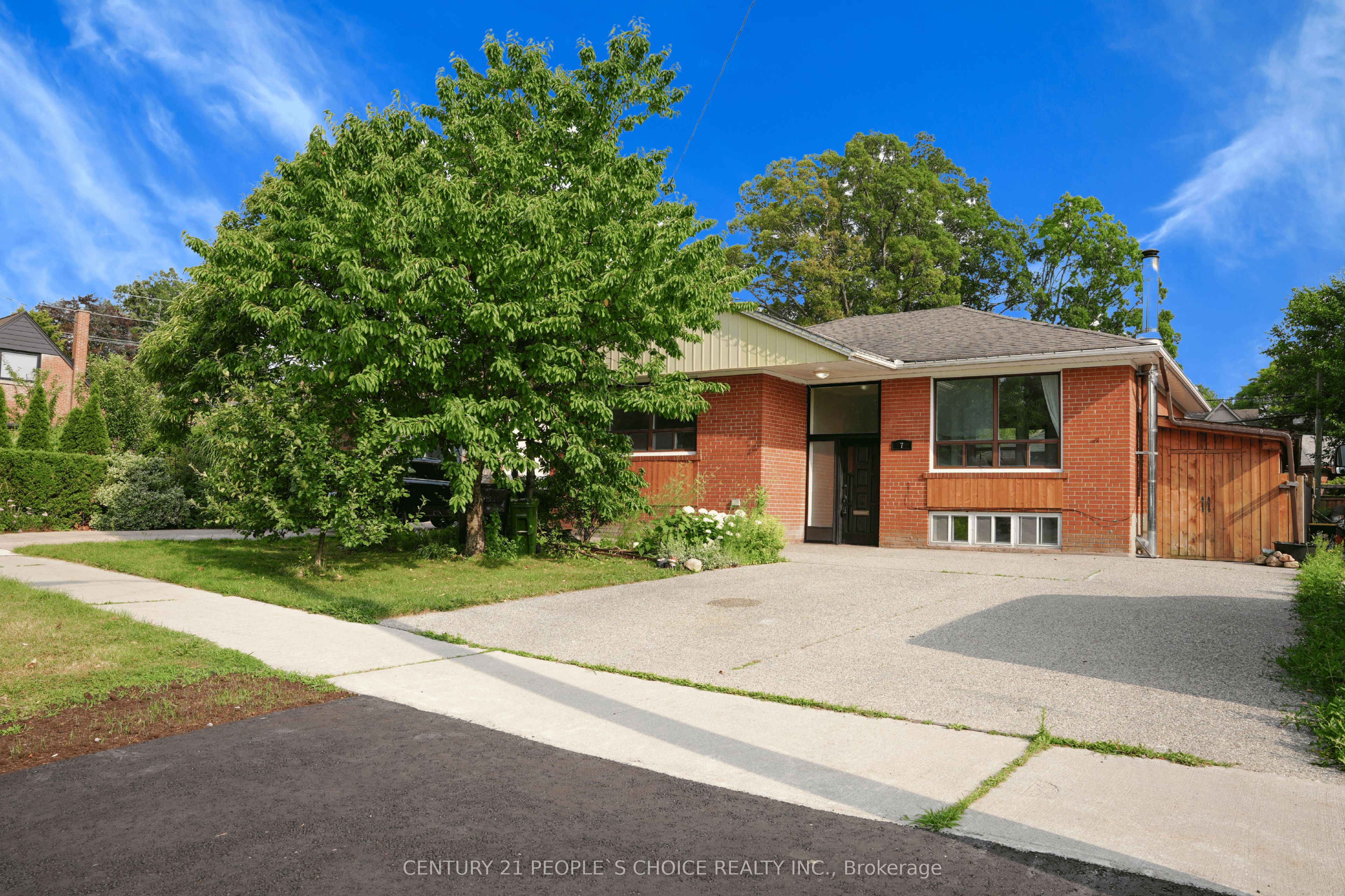 7 North Heights Road, Toronto, ON M9B 2T2