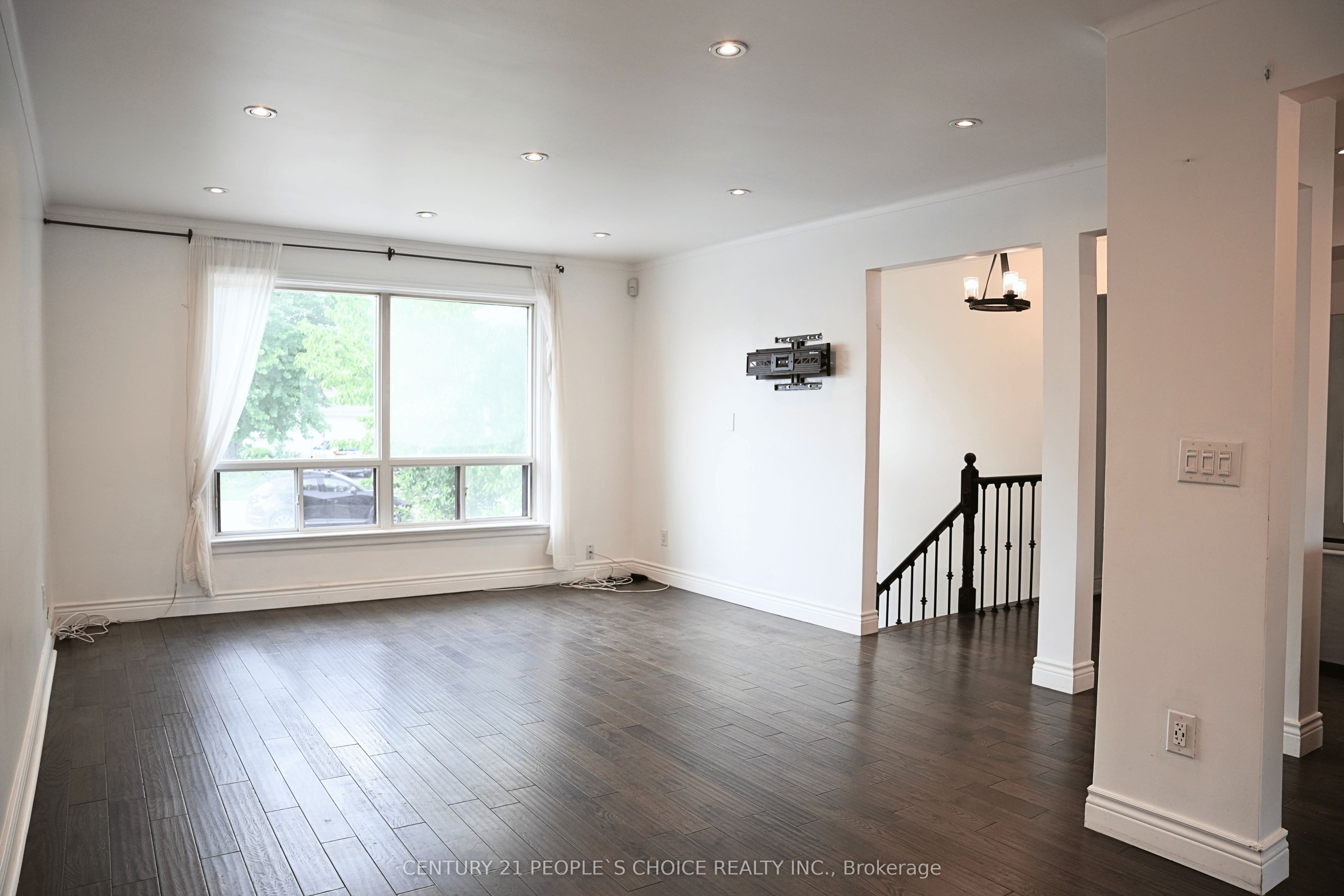 7 North Heights Road, Toronto, ON M9B 2T2 photo 2