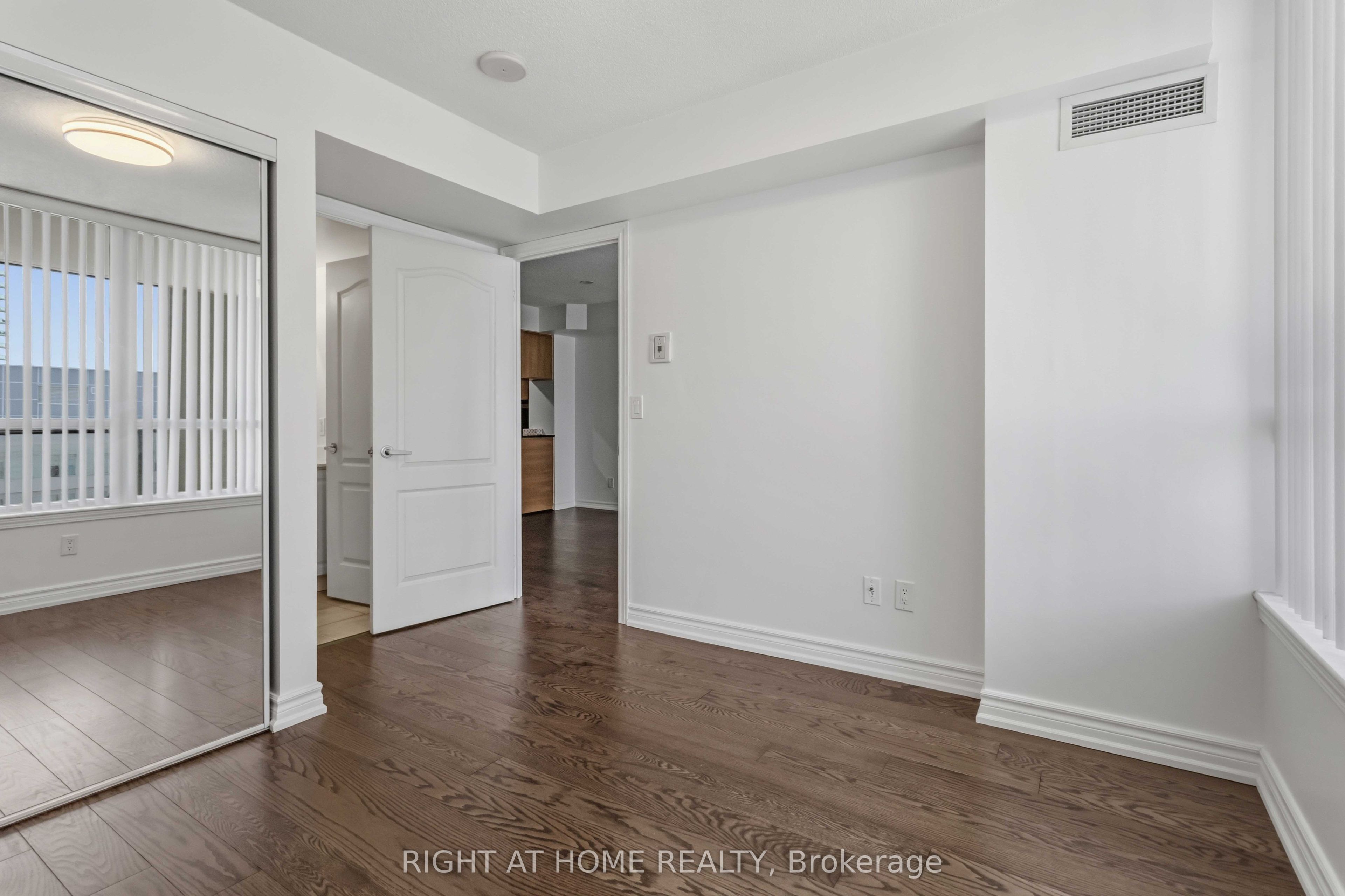 4080 Living Arts Drive W 2104, Mississauga, ON L5B 4N3 photo 3