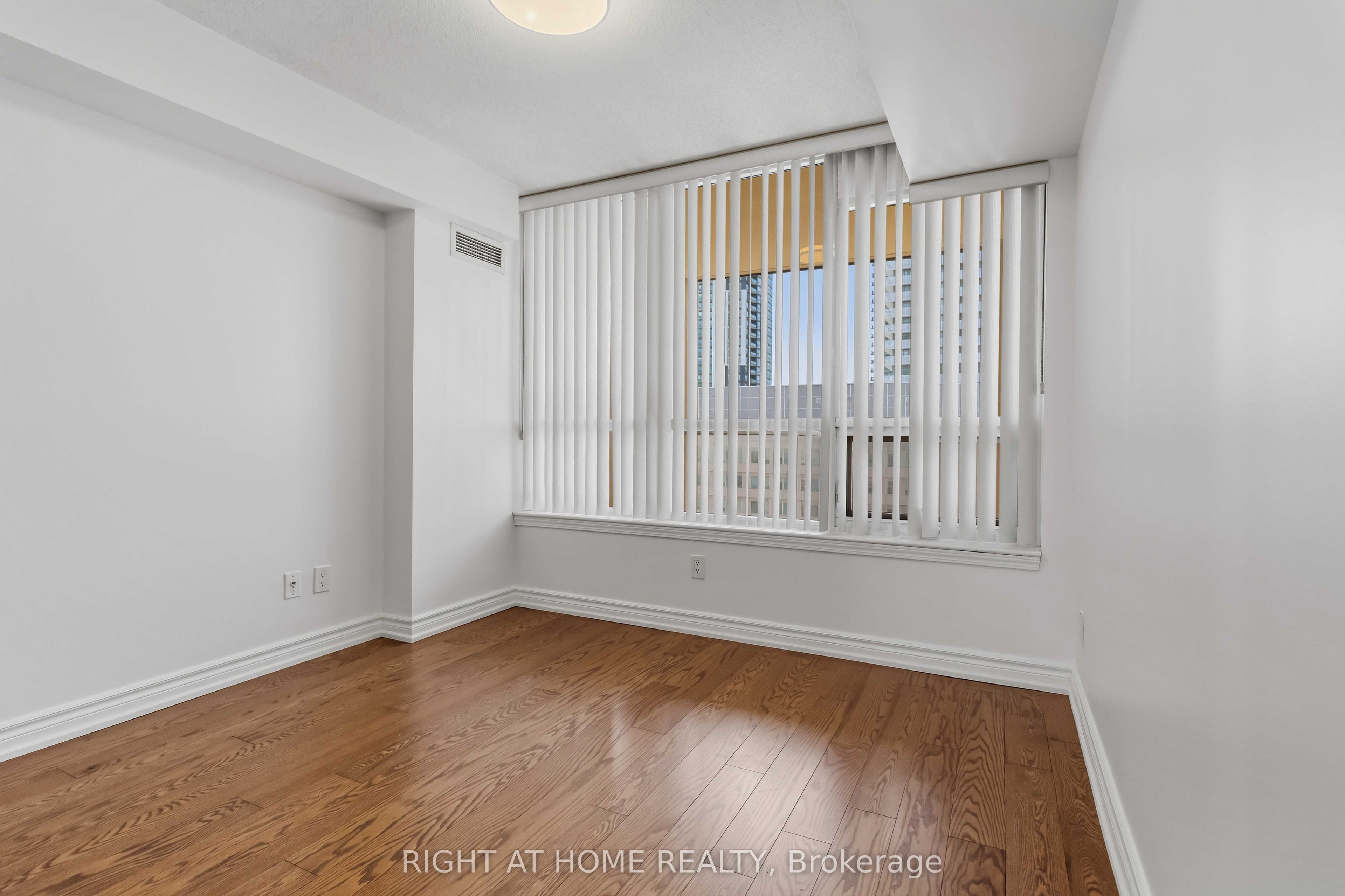 4080 Living Arts Drive W 2104, Mississauga, ON L5B 4N3 photo 4
