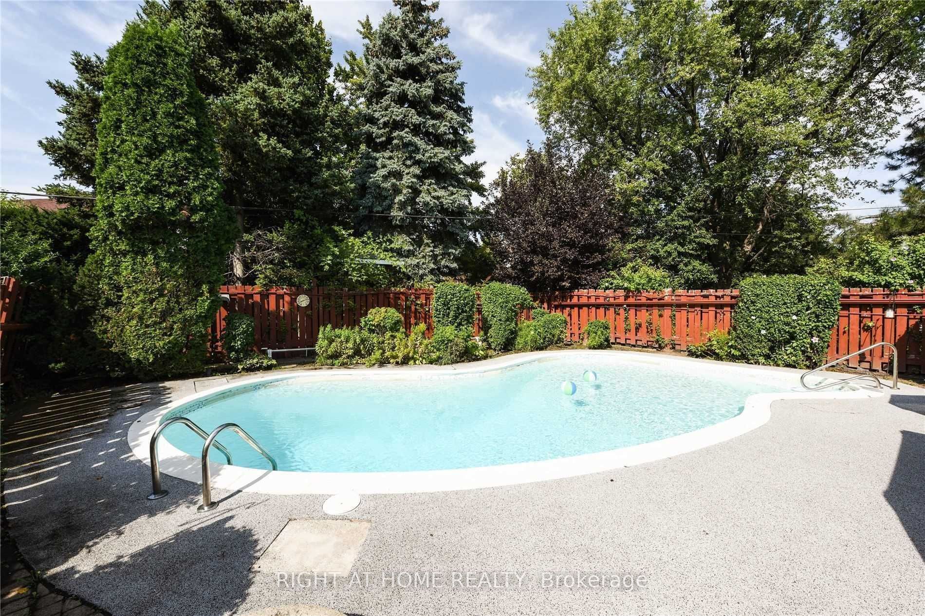 21 Mitre Place, Toronto, ON M9R 3C5 photo 2