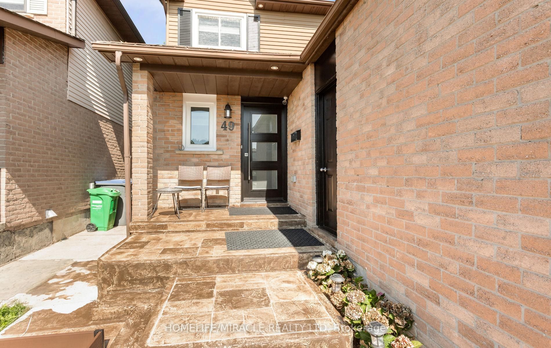 49 Newbridge Crescent, Brampton, ON L6S 4B5 photo 3