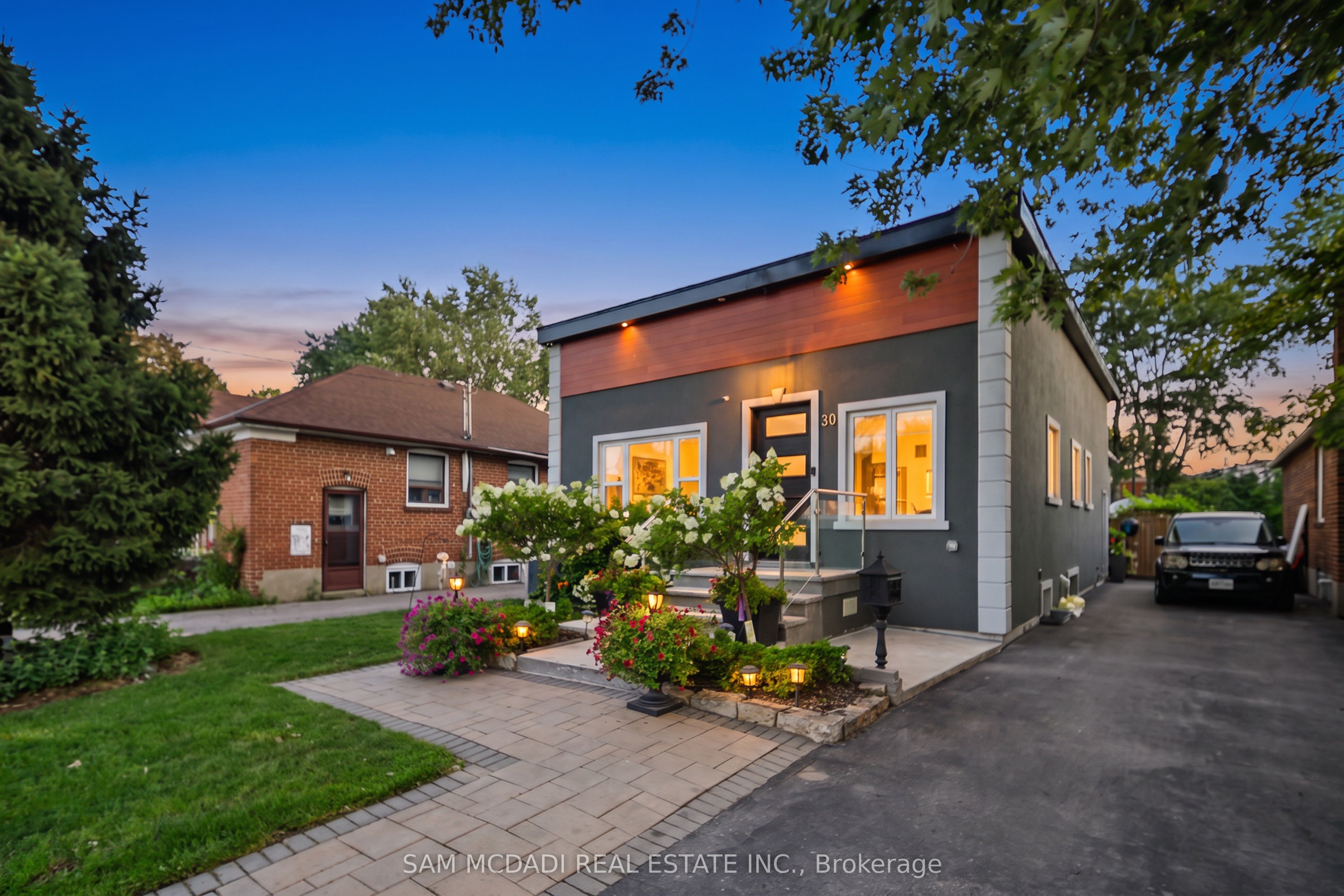 30 Maple Avenue N, Mississauga, ON L5H 2S1 photo 2