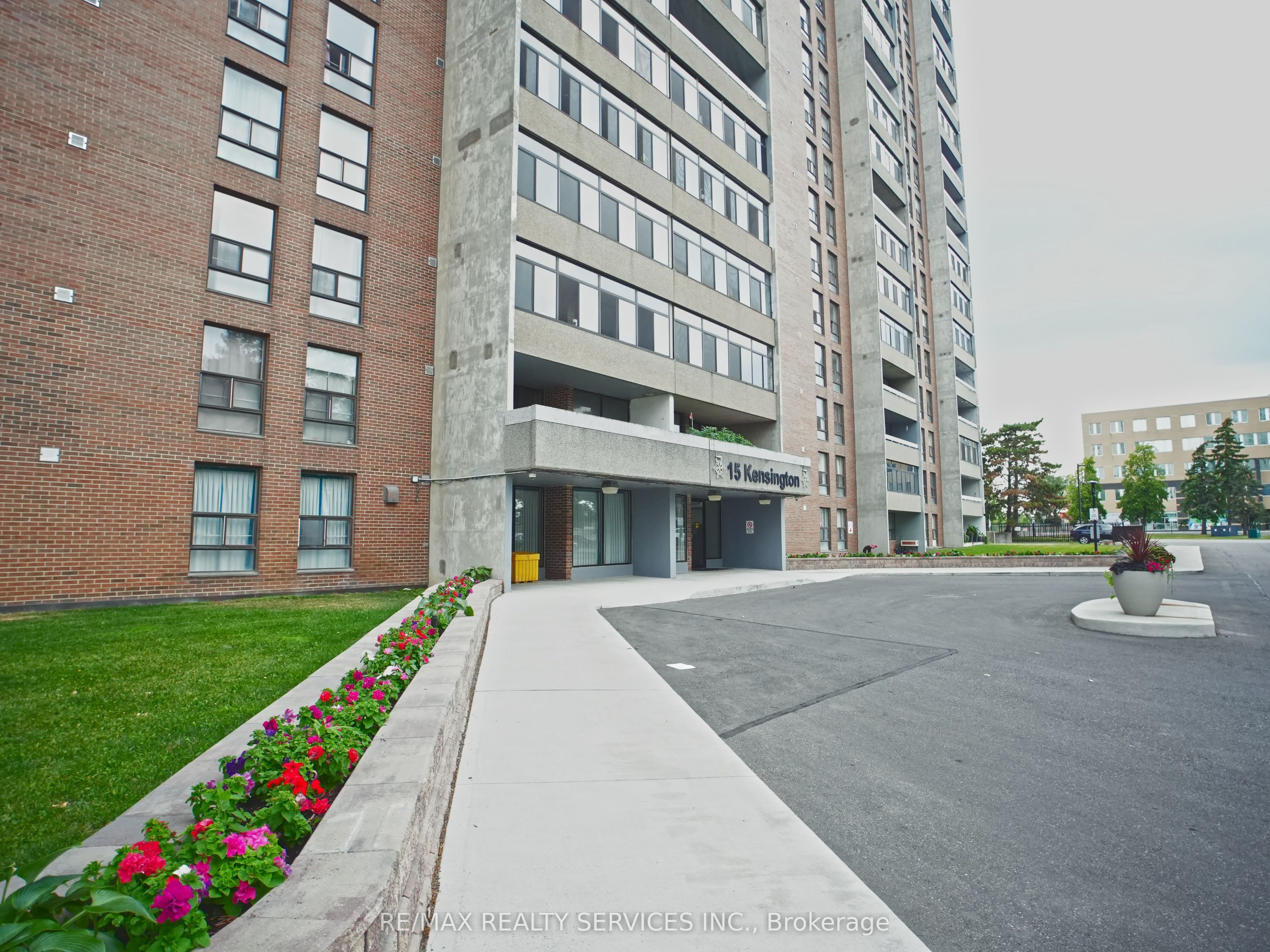15 Kensington Road E 1901, Brampton, ON L6T 3W2 photo 2