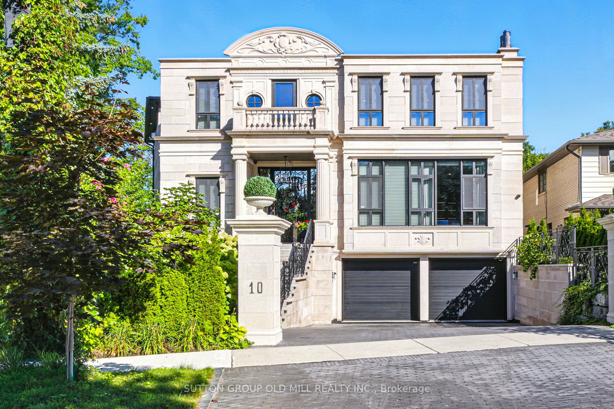 10 Hillavon Drive, Toronto, ON M9B 2P5