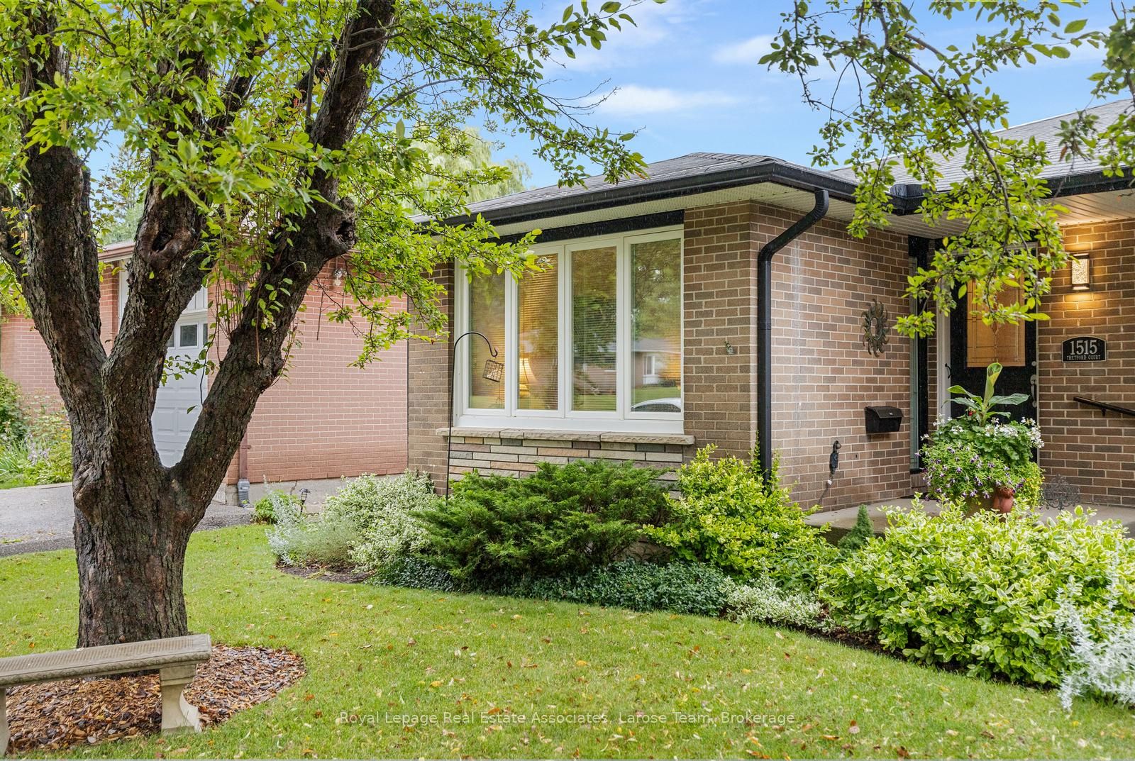 1515 Thetford Court, Mississauga, ON L5J 3N2 photo 2