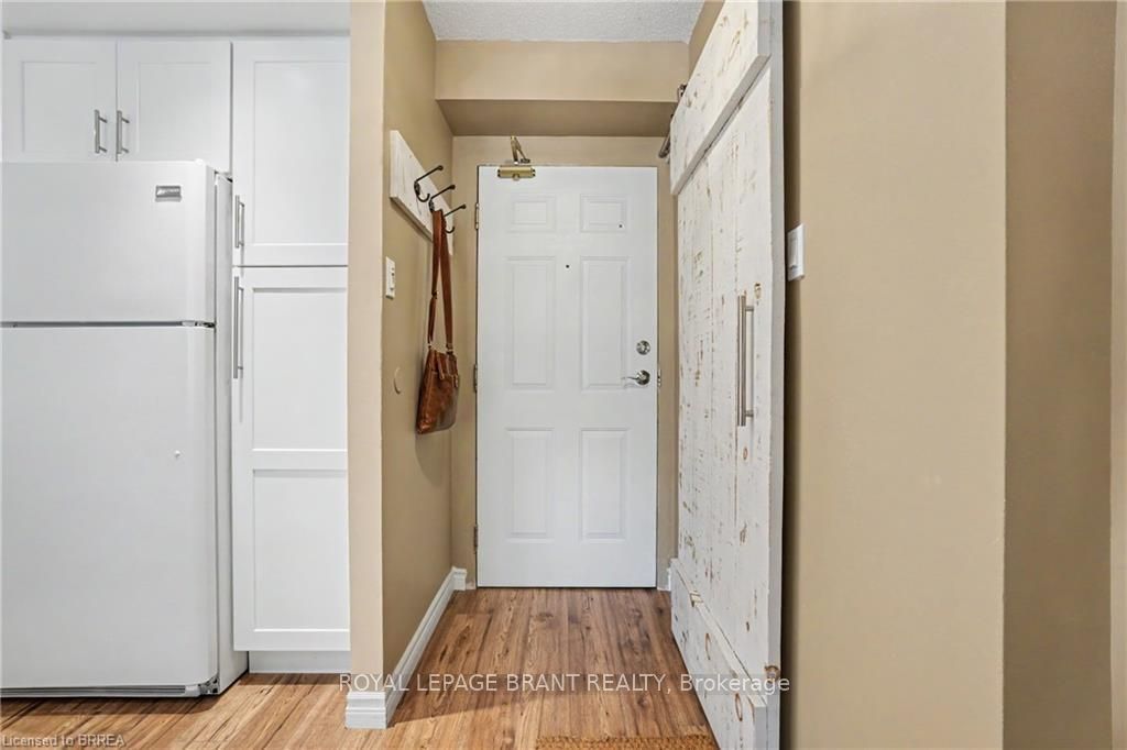 1270 Maple Crossing Boulevard 204, Burlington, ON L7S 2J3 photo 4