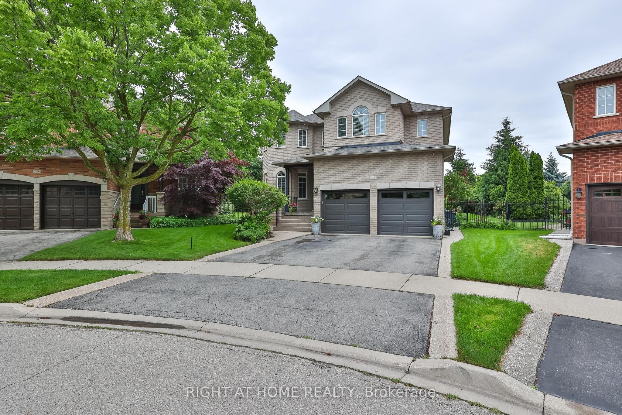 2275 Whitecliffe Way, Oakville, ON L6M 4W3