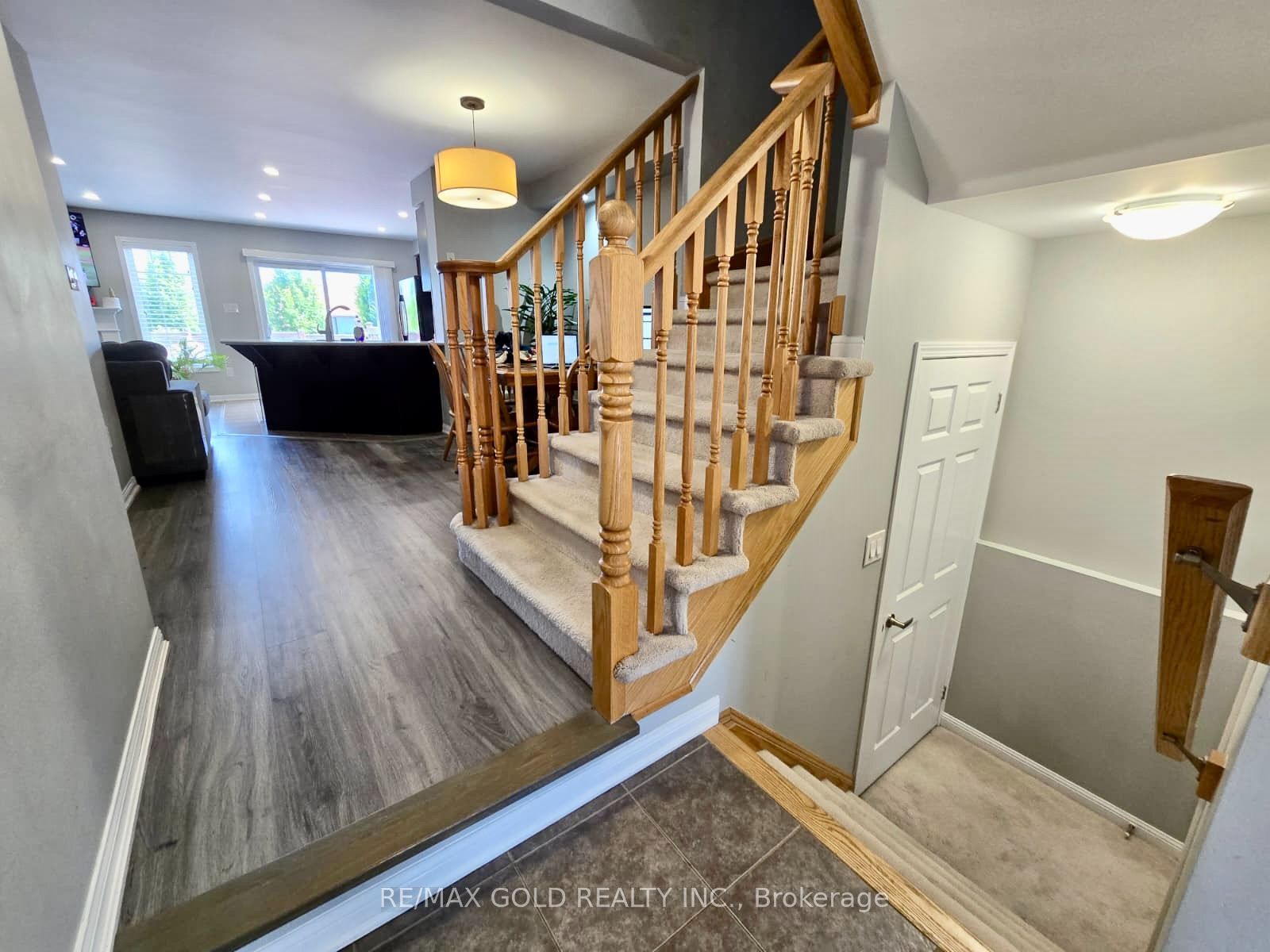 1061 Nadalin Heights, Milton, ON L9T 8H3 photo 2