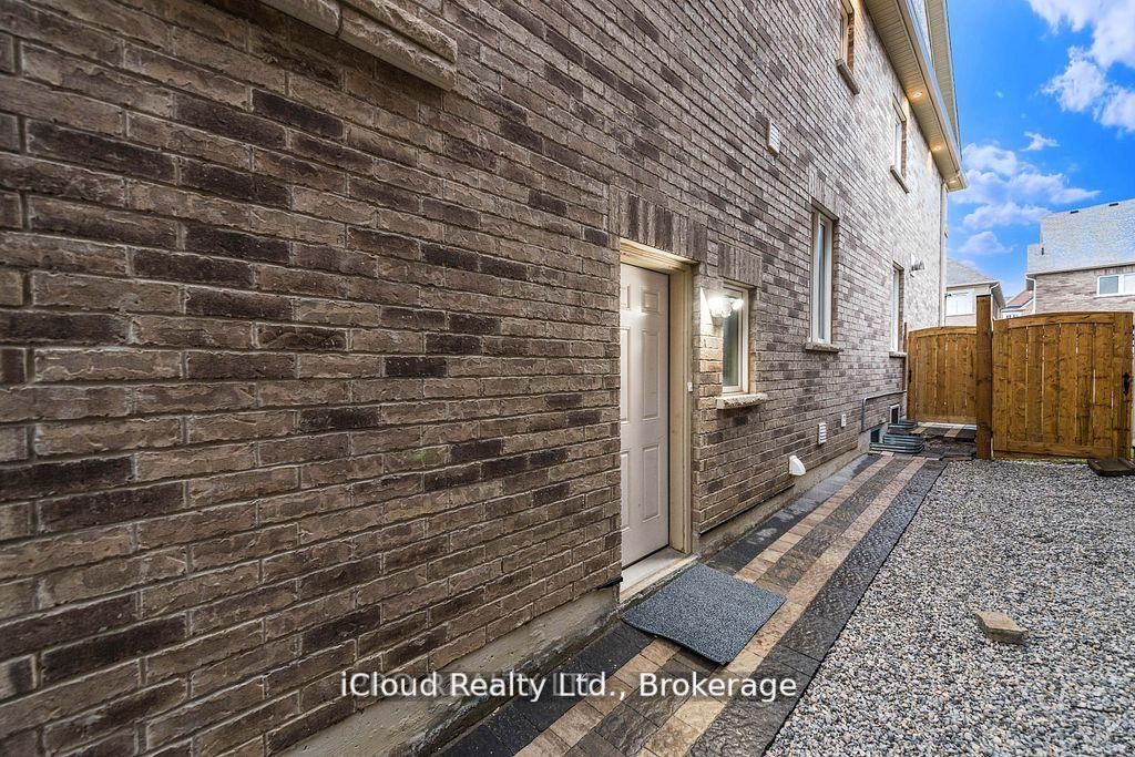 27 Tysonville Circle, Brampton, ON L7A 4A6 photo 3