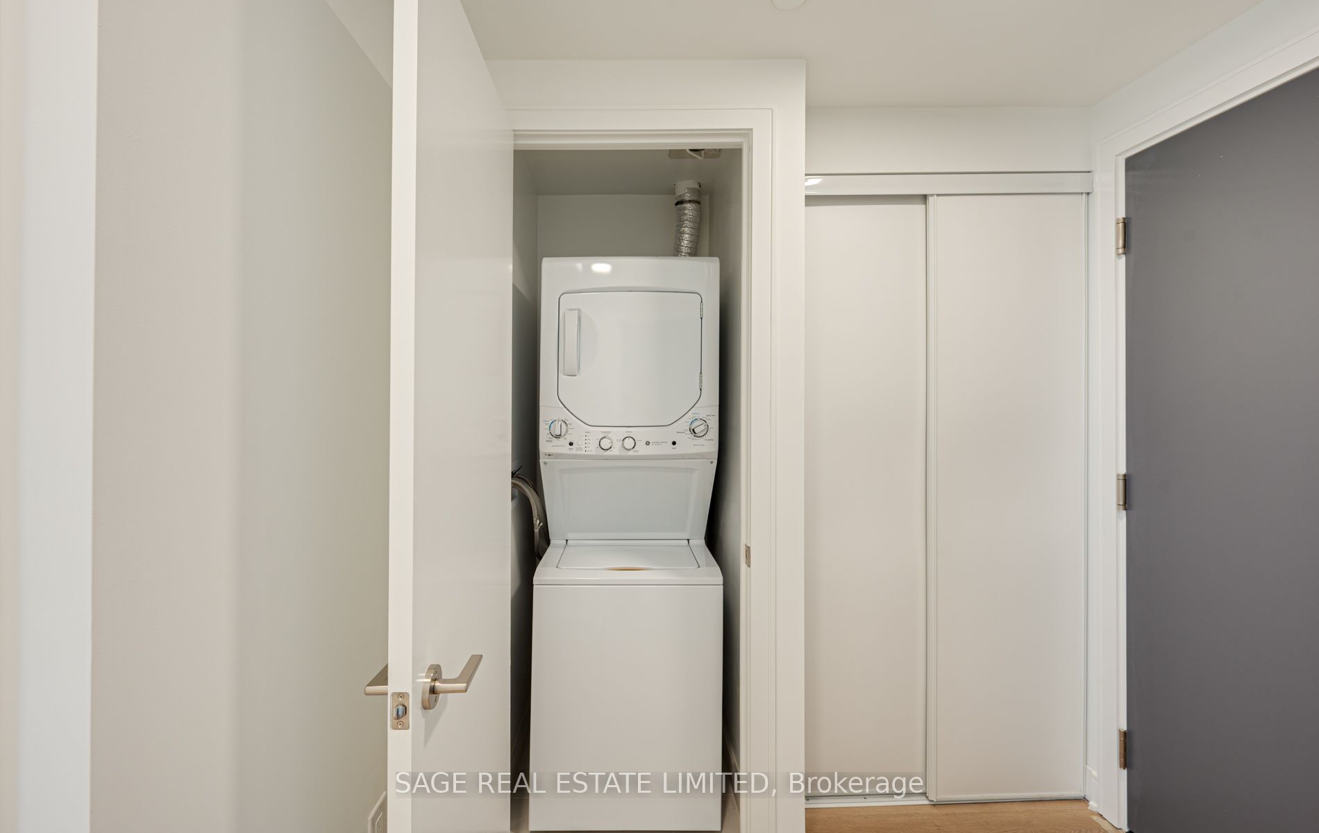 86 Dundas Street E 1601, Mississauga, ON L5A 0B1 photo 5