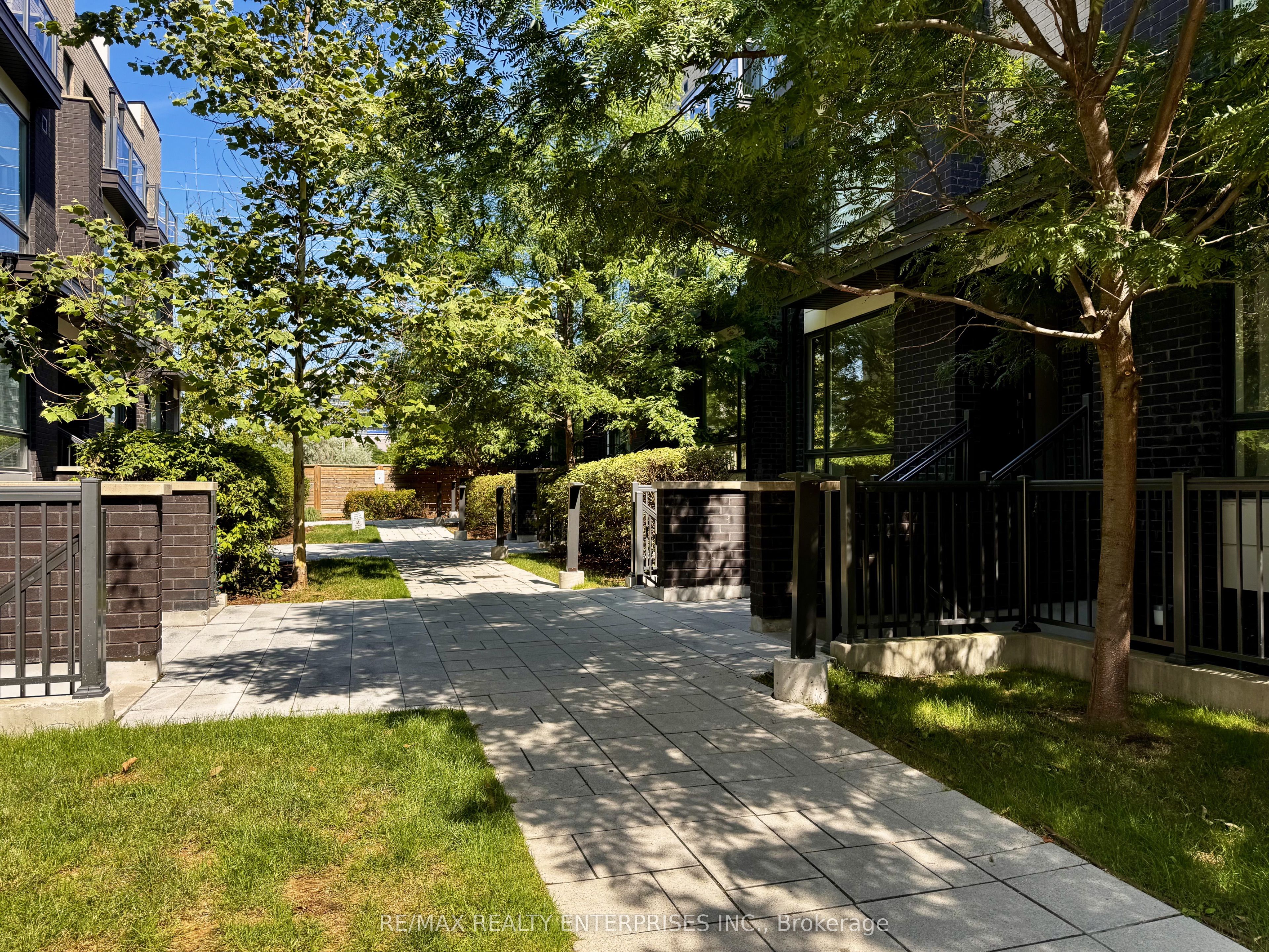 28 Fieldway Road 62, Toronto, ON M8Z 0E3