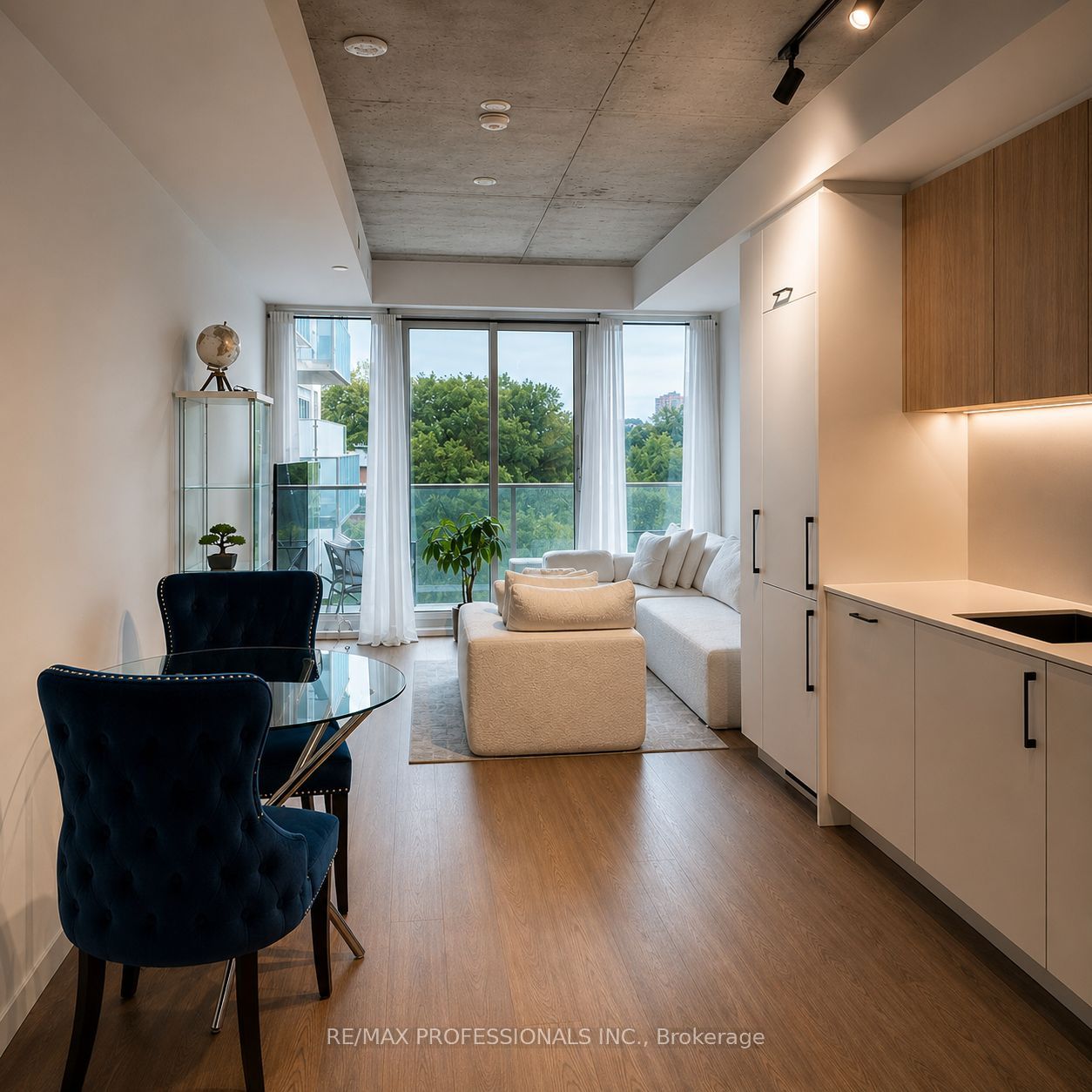 689 The Queensway Street 301, Toronto, ON M8Y 1L1 photo 3