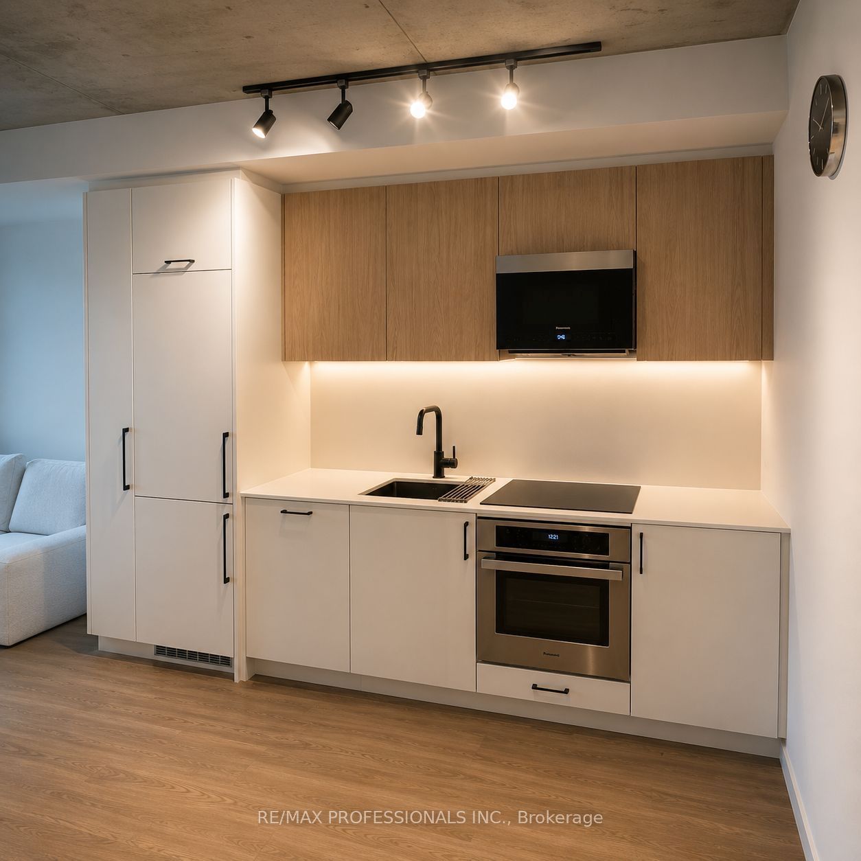 689 The Queensway Street 301, Toronto, ON M8Y 1L1 photo 4