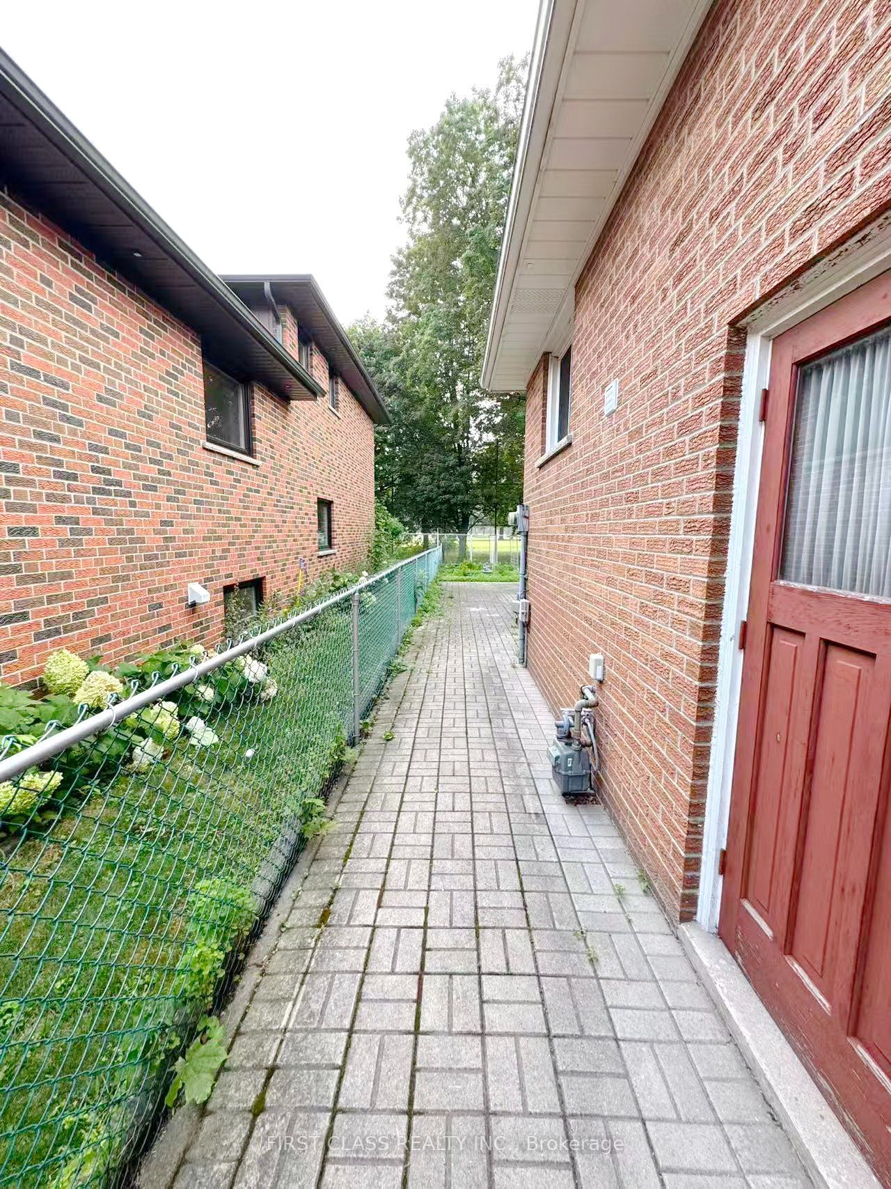 1353 Myron Drive lower unit, Mississauga, ON L5E 2N5 photo 2