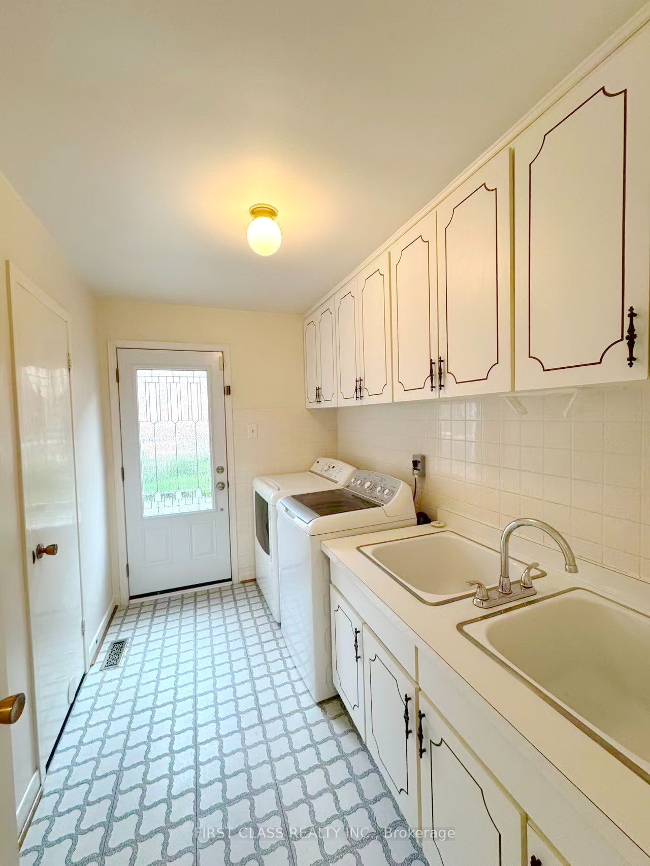 1353 Myron Drive lower unit, Mississauga, ON L5E 2N5 photo 4