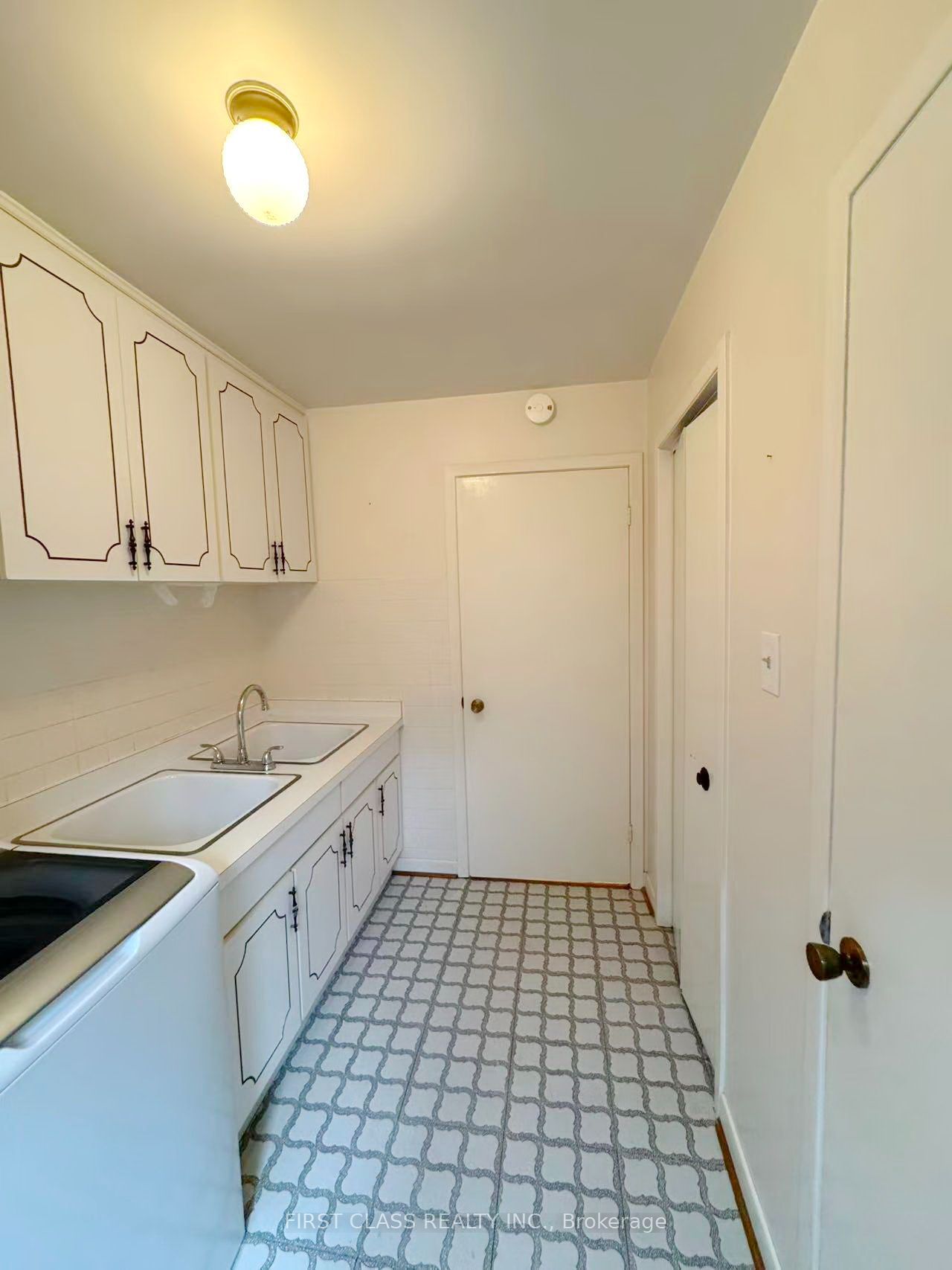 1353 Myron Drive lower unit, Mississauga, ON L5E 2N5 photo 5