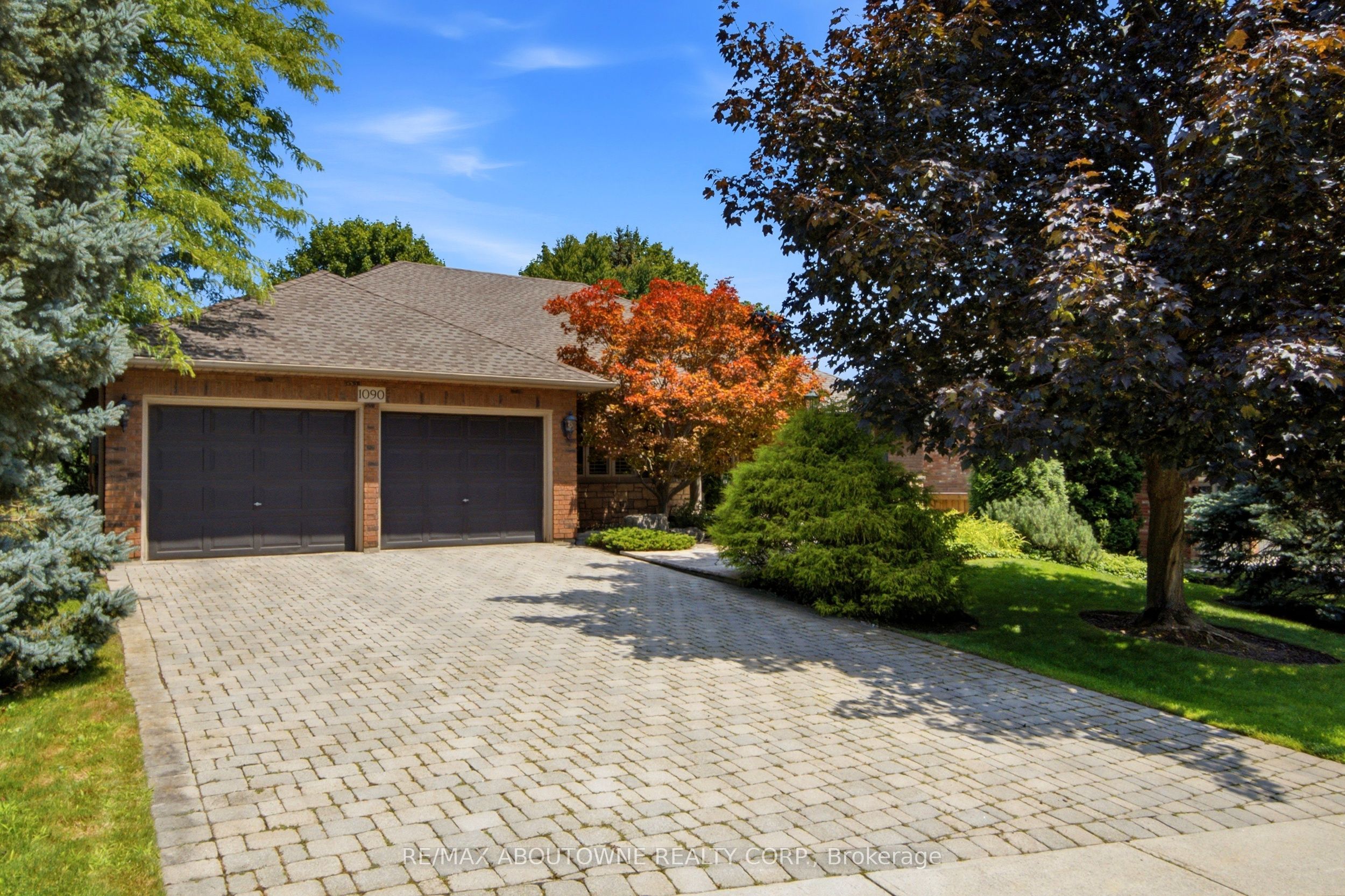1090 Crofton Way, Burlington, ON L7P 4W8