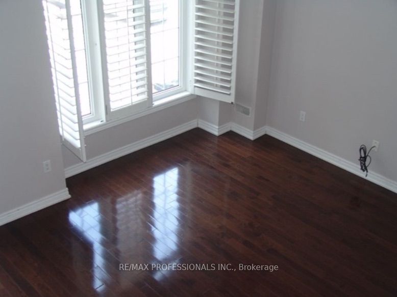 2351 Lakeshore Road W 3, Oakville, ON L6L 1H4 photo 2