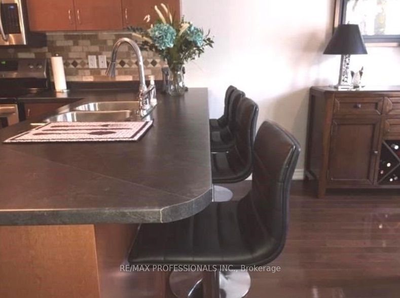 2351 Lakeshore Road W 3, Oakville, ON L6L 1H4 photo 5