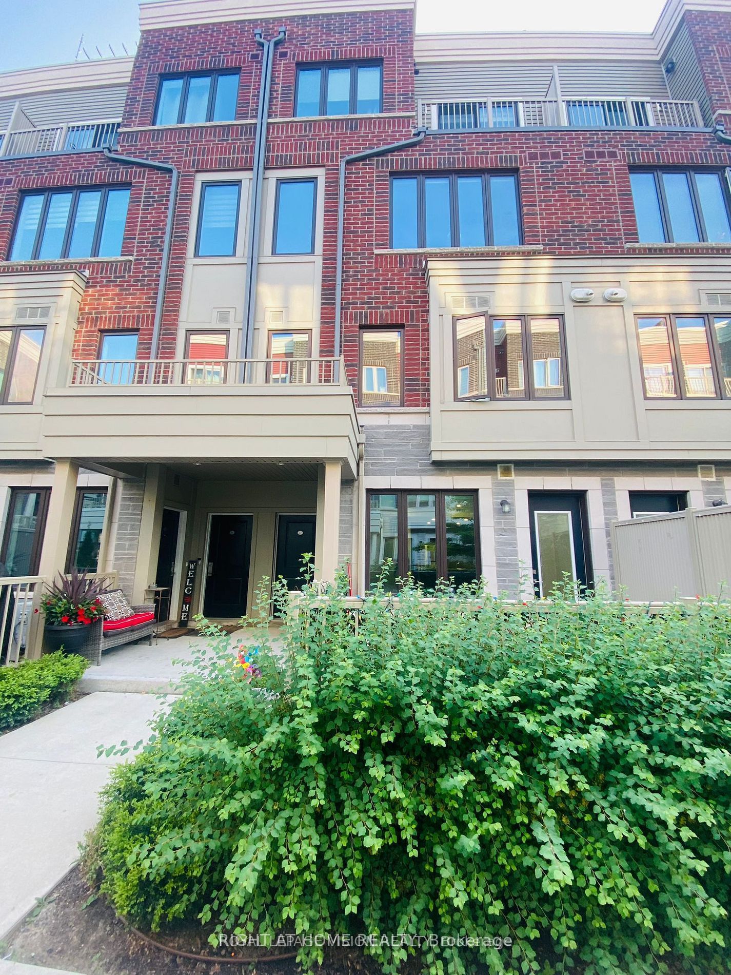 85 Eastwood Park Gardens 24, Toronto, ON M8W 0B2
