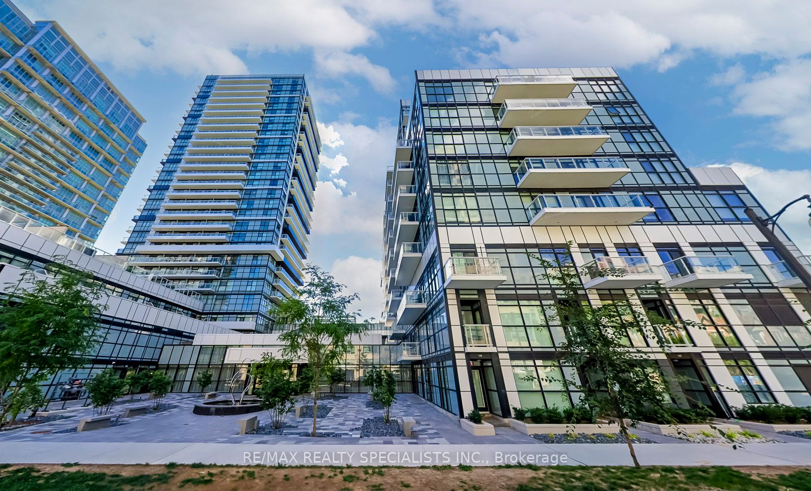 251 Manitoba Street 914, Toronto, ON M8Y 4G9